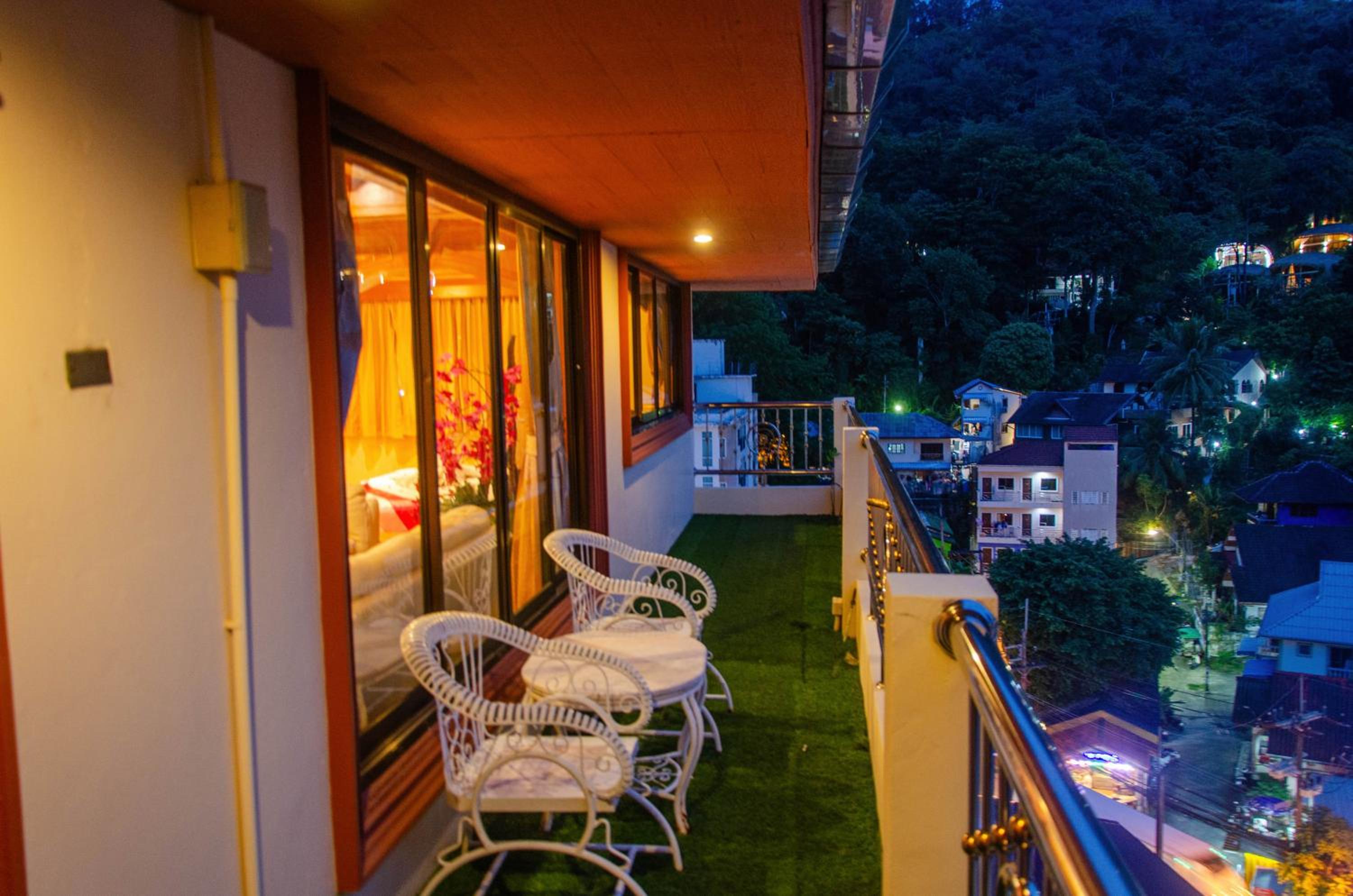 Roof Top Sea View Penthouse with Jacuzzi and Private Bar