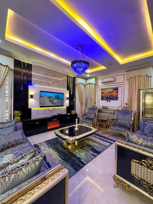 Five-Bedroom House photo 1