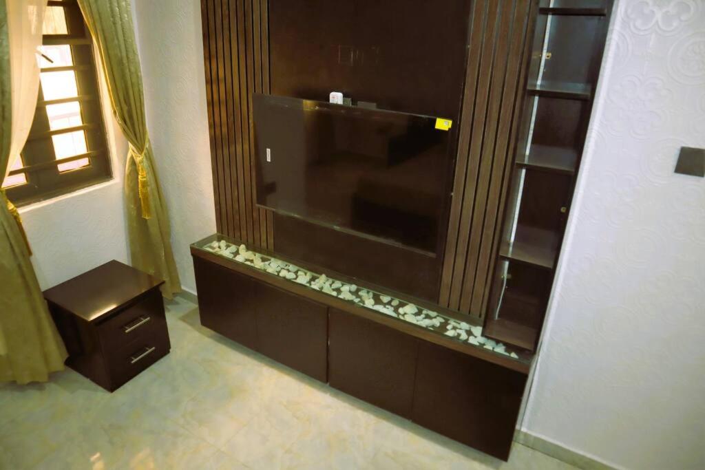 Five-Bedroom House photo 3