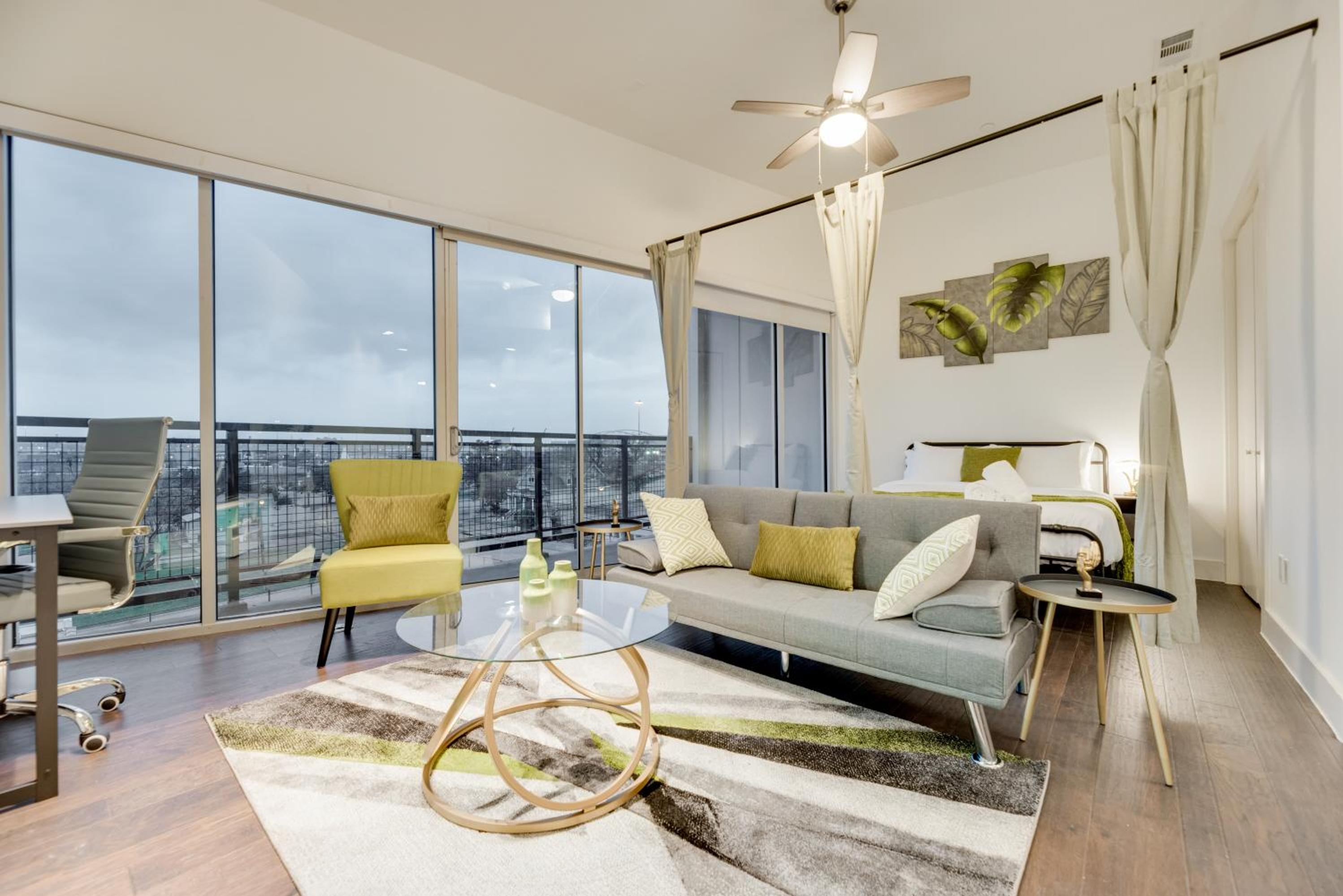 Apartment with Balcony photo 1