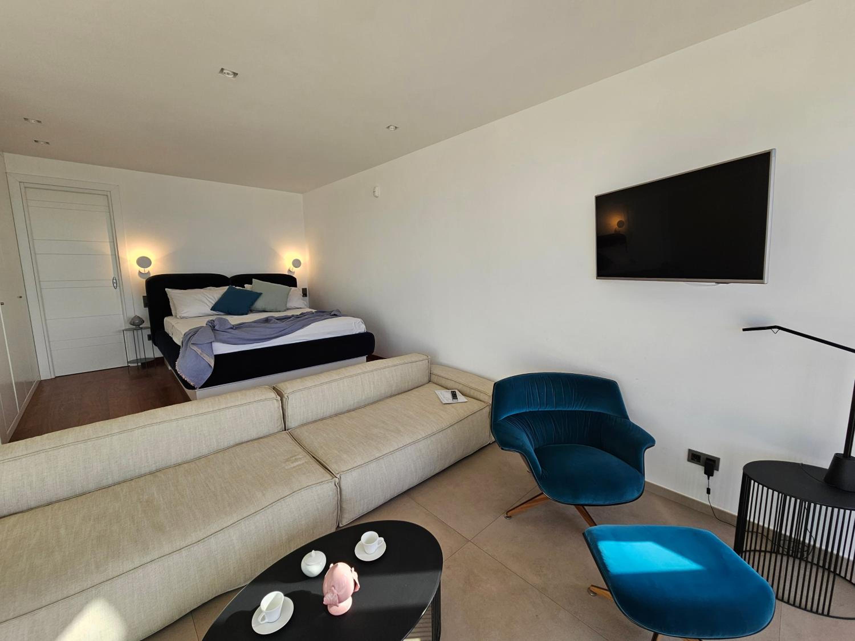 Deluxe Queen Room - Photo 19