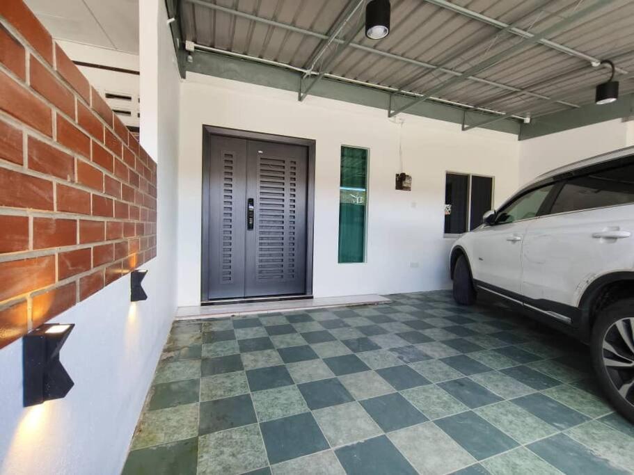 Three-Bedroom House photo 3
