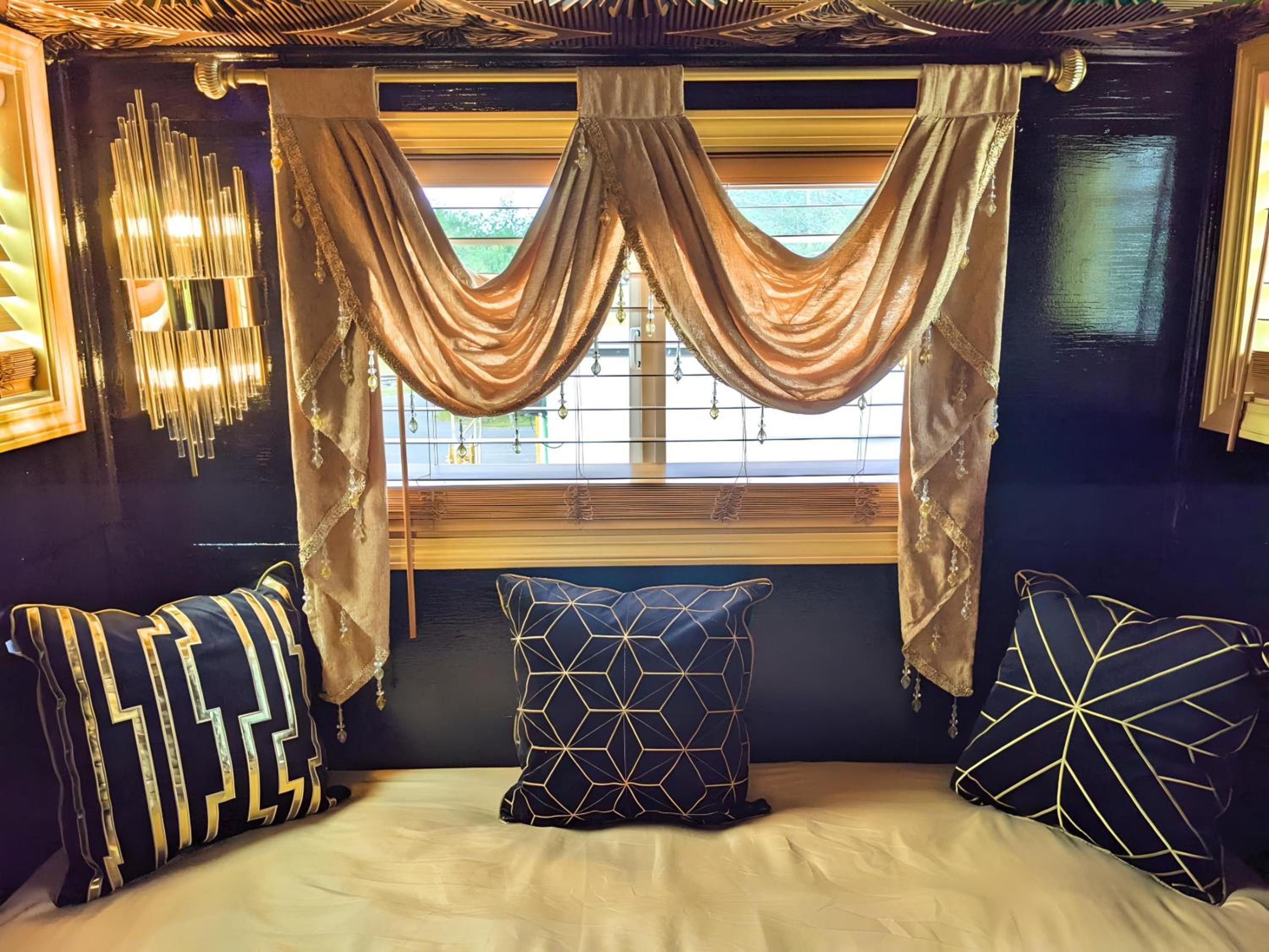"Orient Express" - Queen Studio Private Caboose with Kitchen