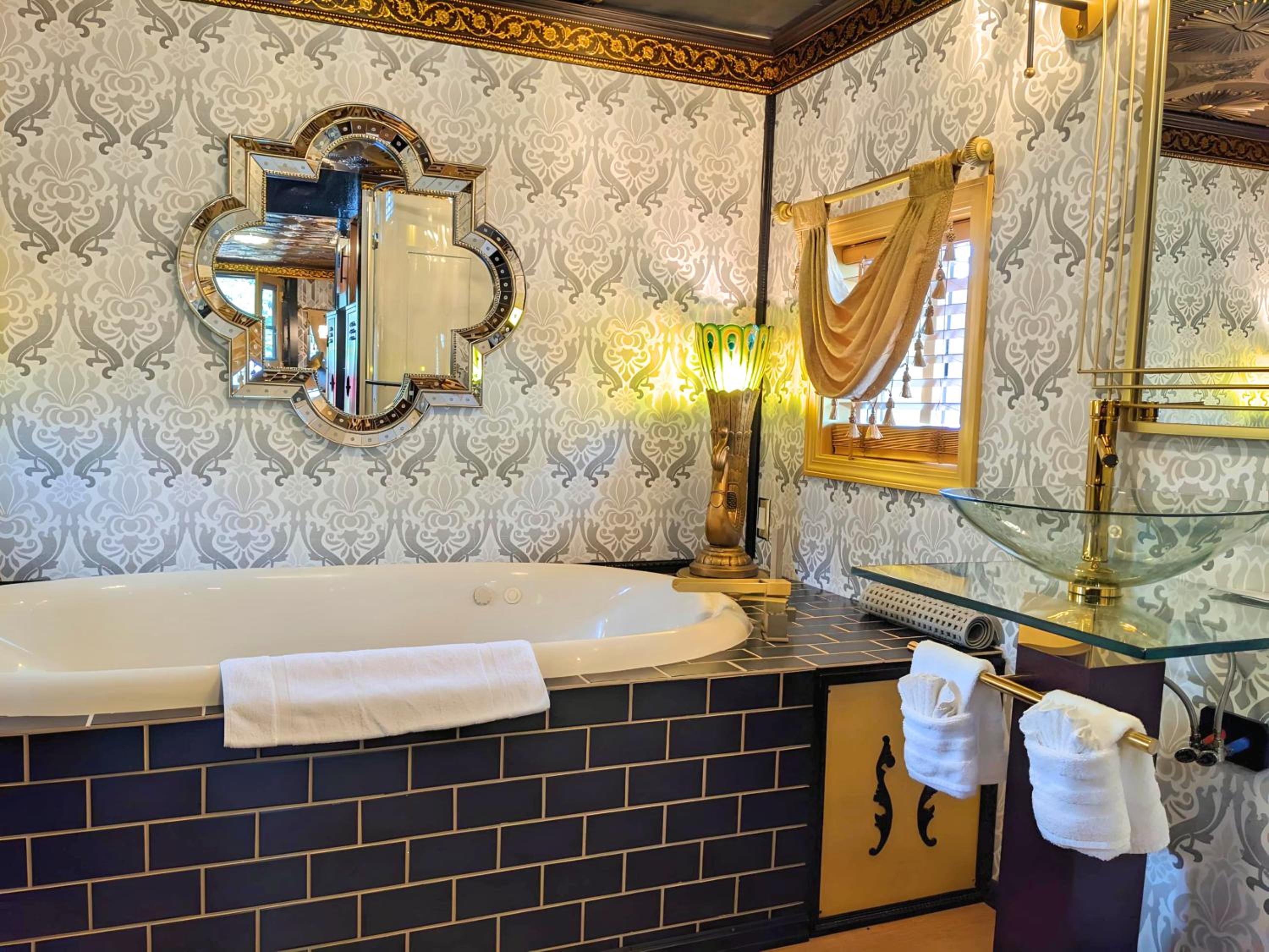 "Orient Express" - Queen Studio Private Caboose with Kitchen photo 3