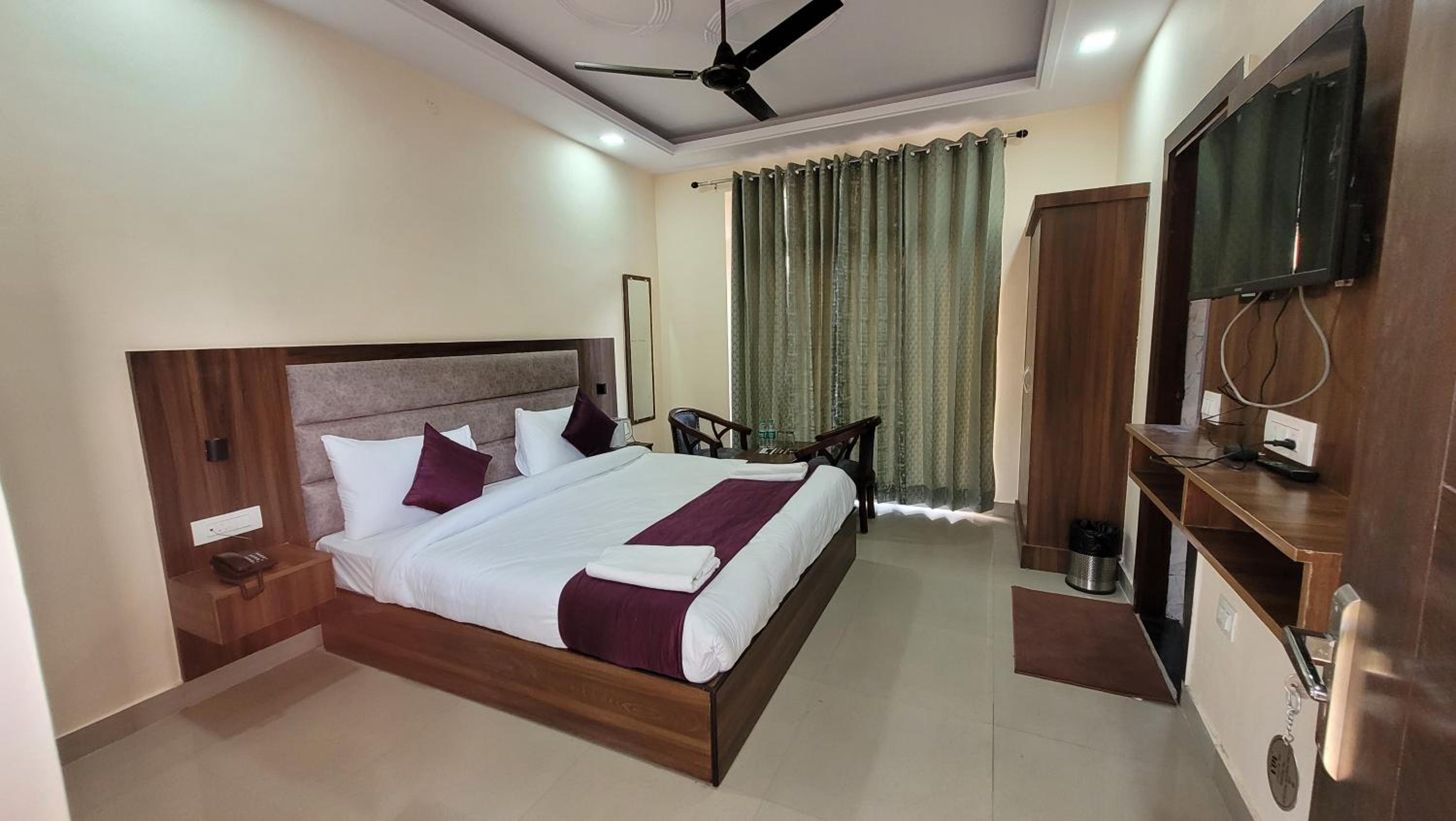 Deluxe Double Room with Balcony - Photo 31