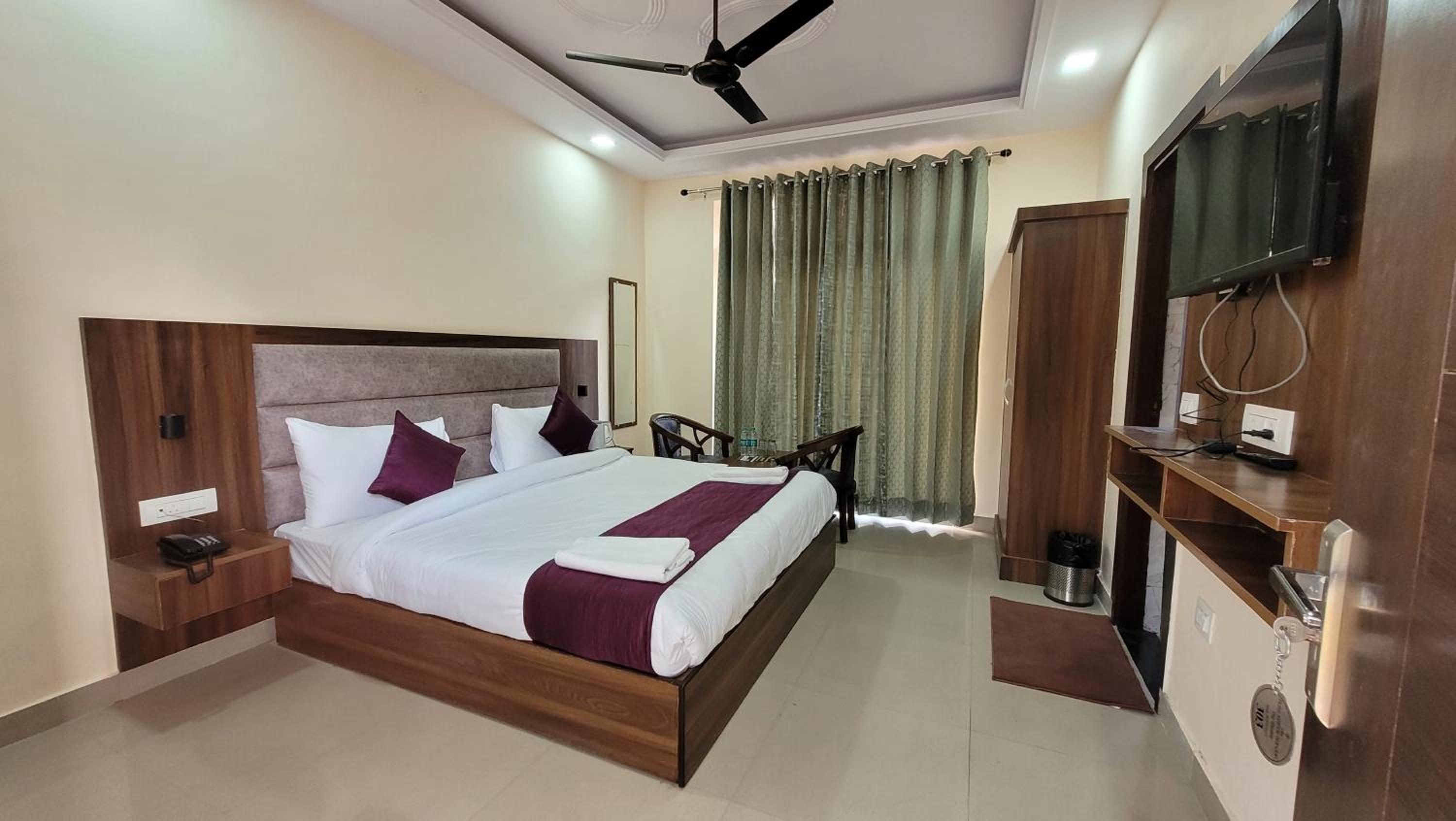 Deluxe Double Room with Balcony - Photo 43