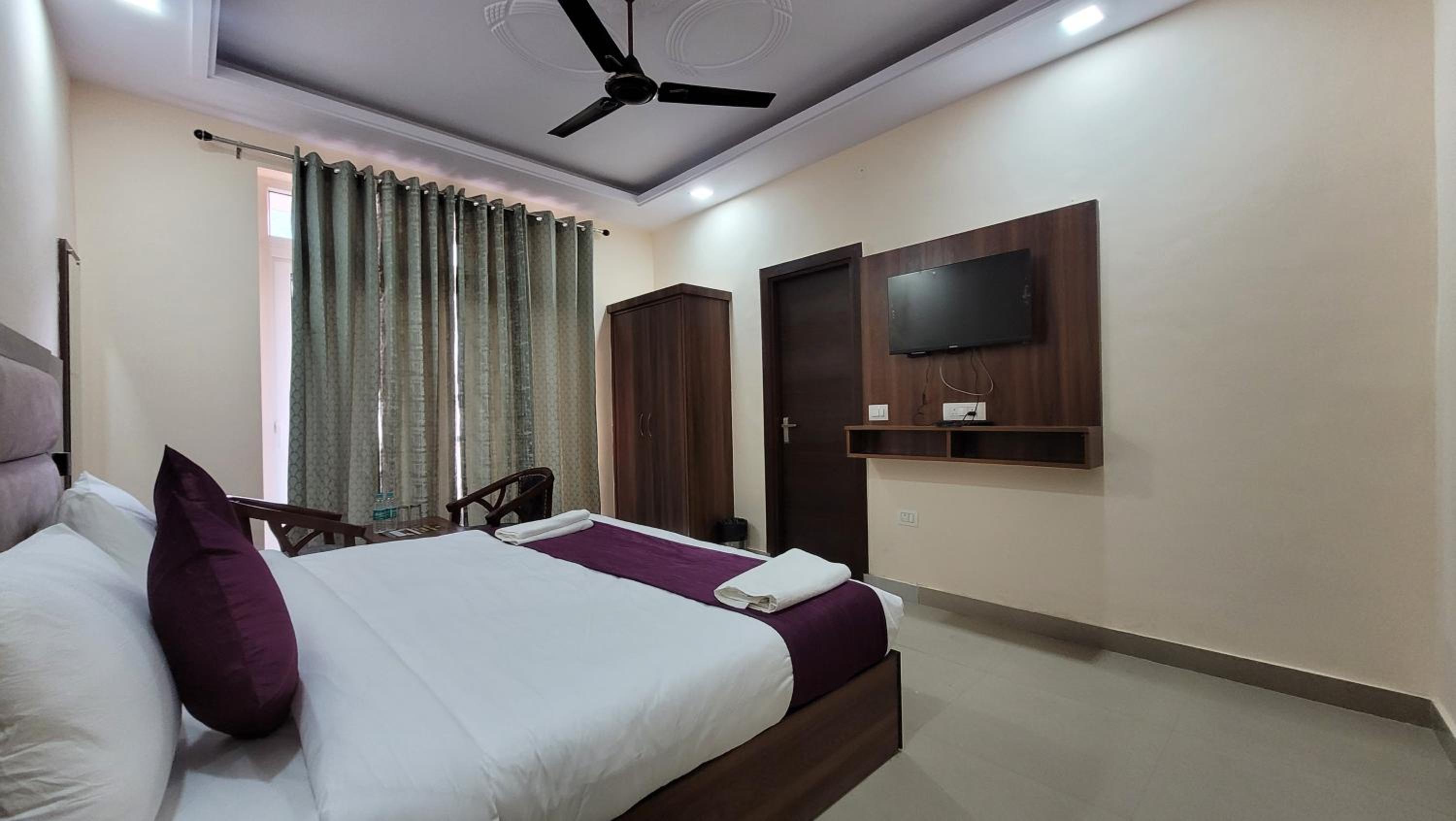 Deluxe Double Room with Balcony - Photo 29