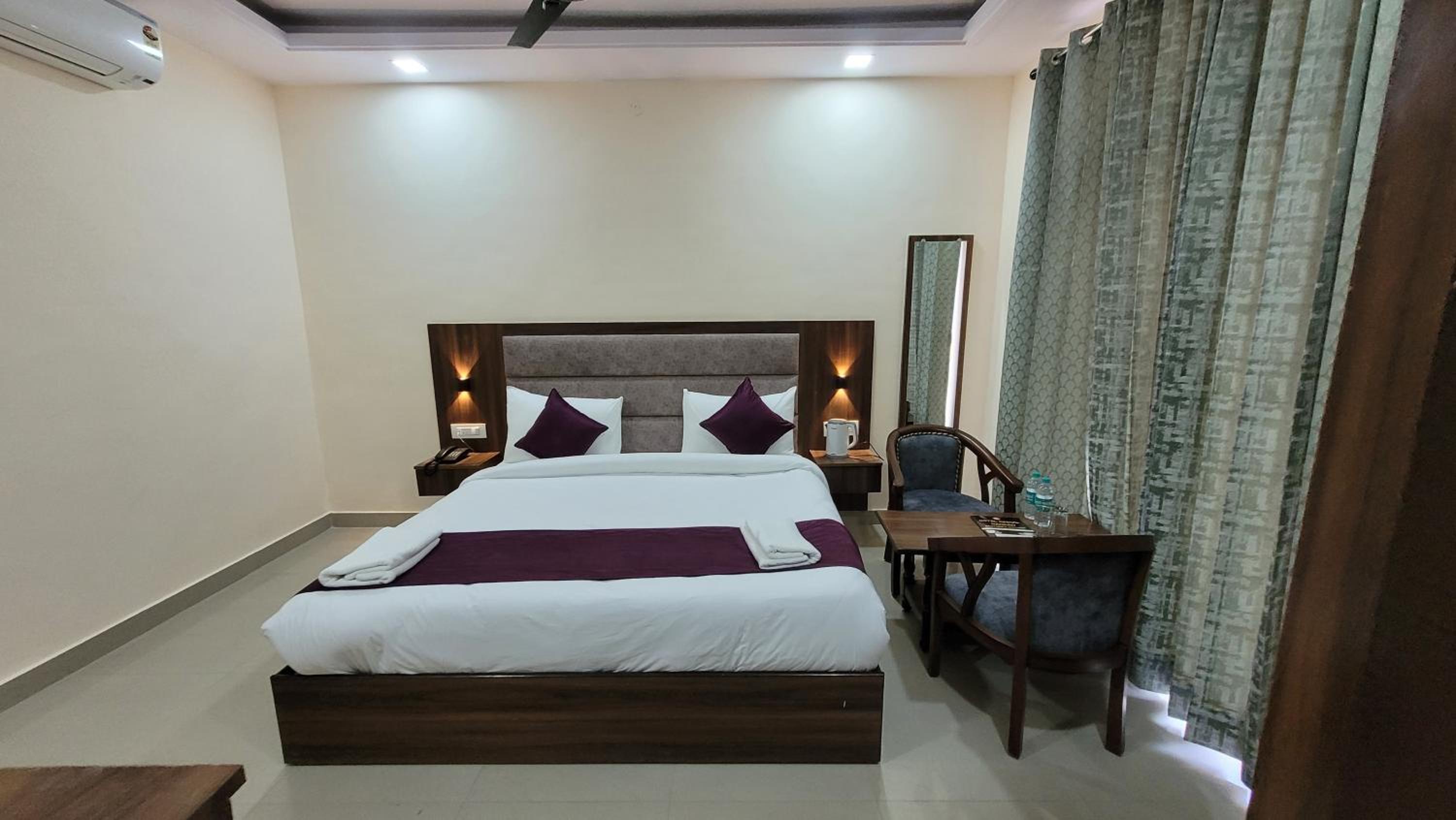 Deluxe Double Room with Balcony - Photo 26