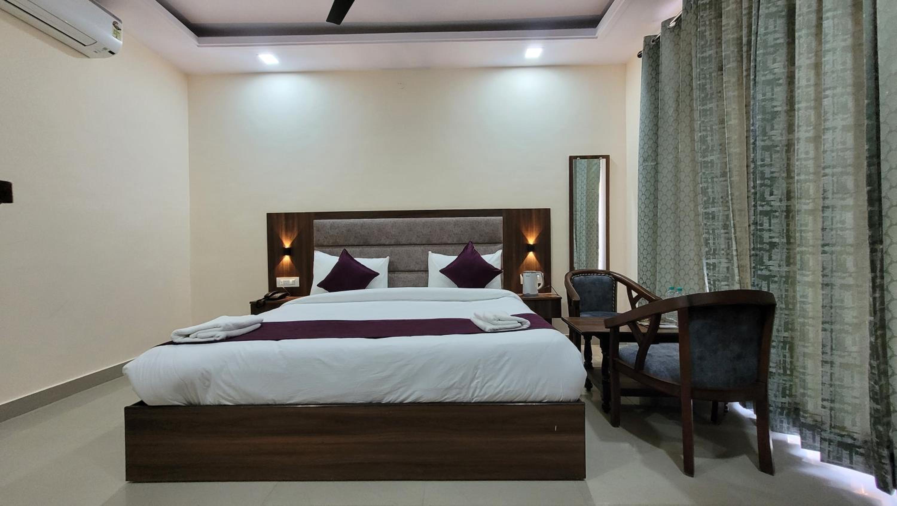 Deluxe Double Room with Balcony - Photo 27