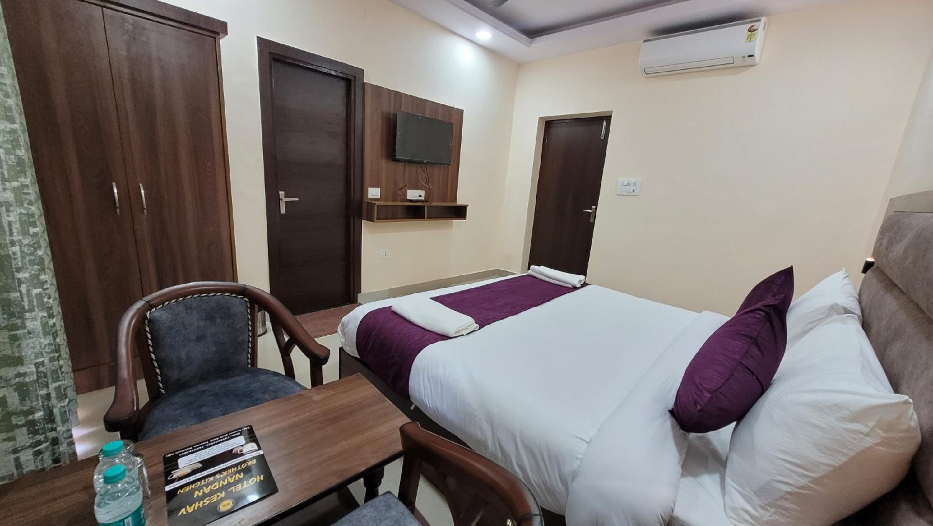 Deluxe Double Room with Balcony - Photo 28
