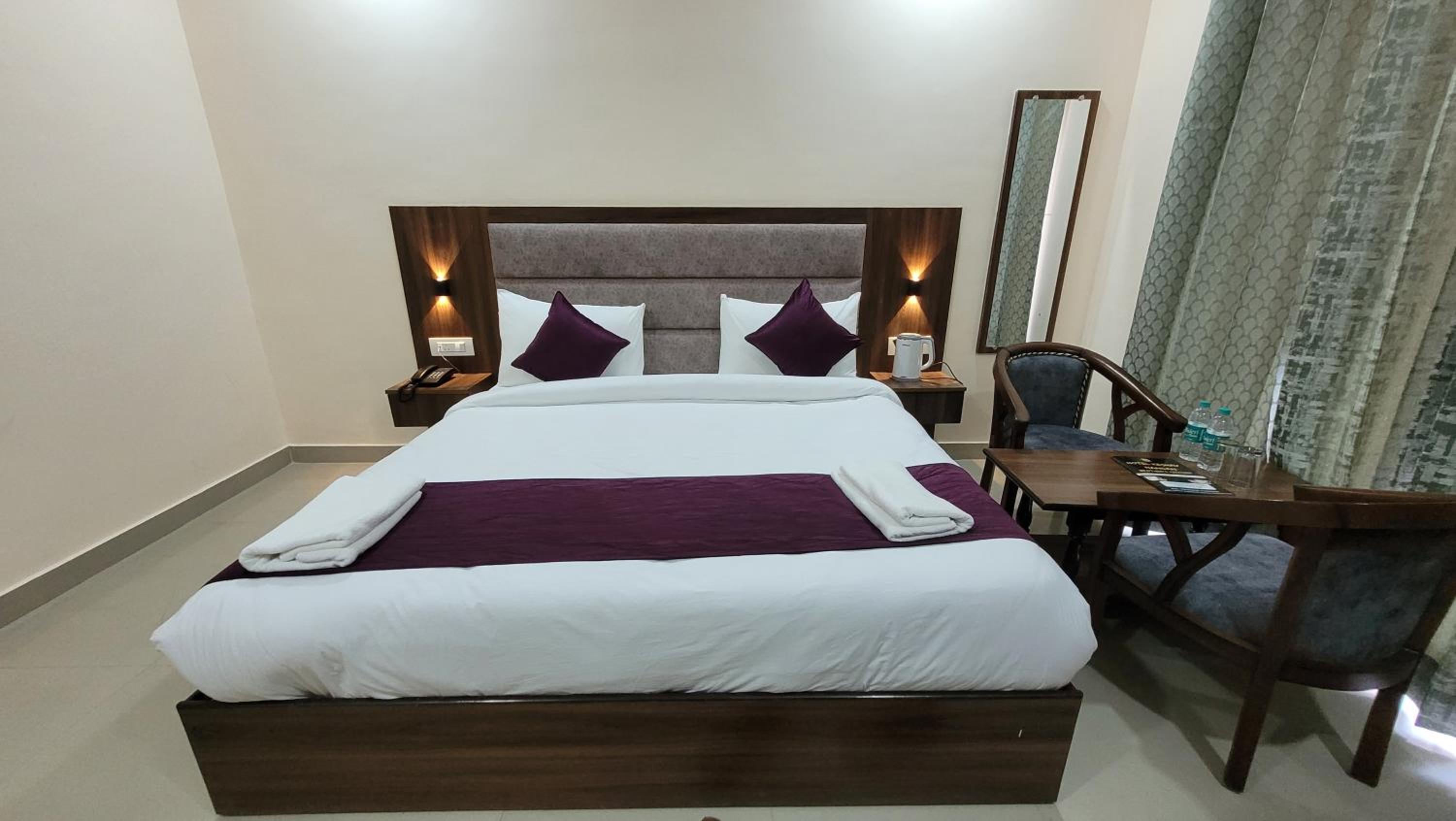 Deluxe Double Room with Balcony - Photo 30