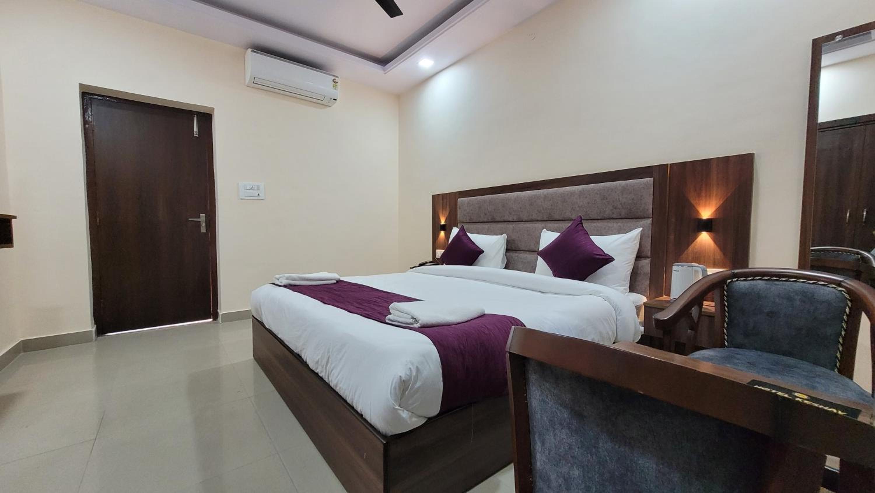 Deluxe Double Room with Balcony - Photo 10