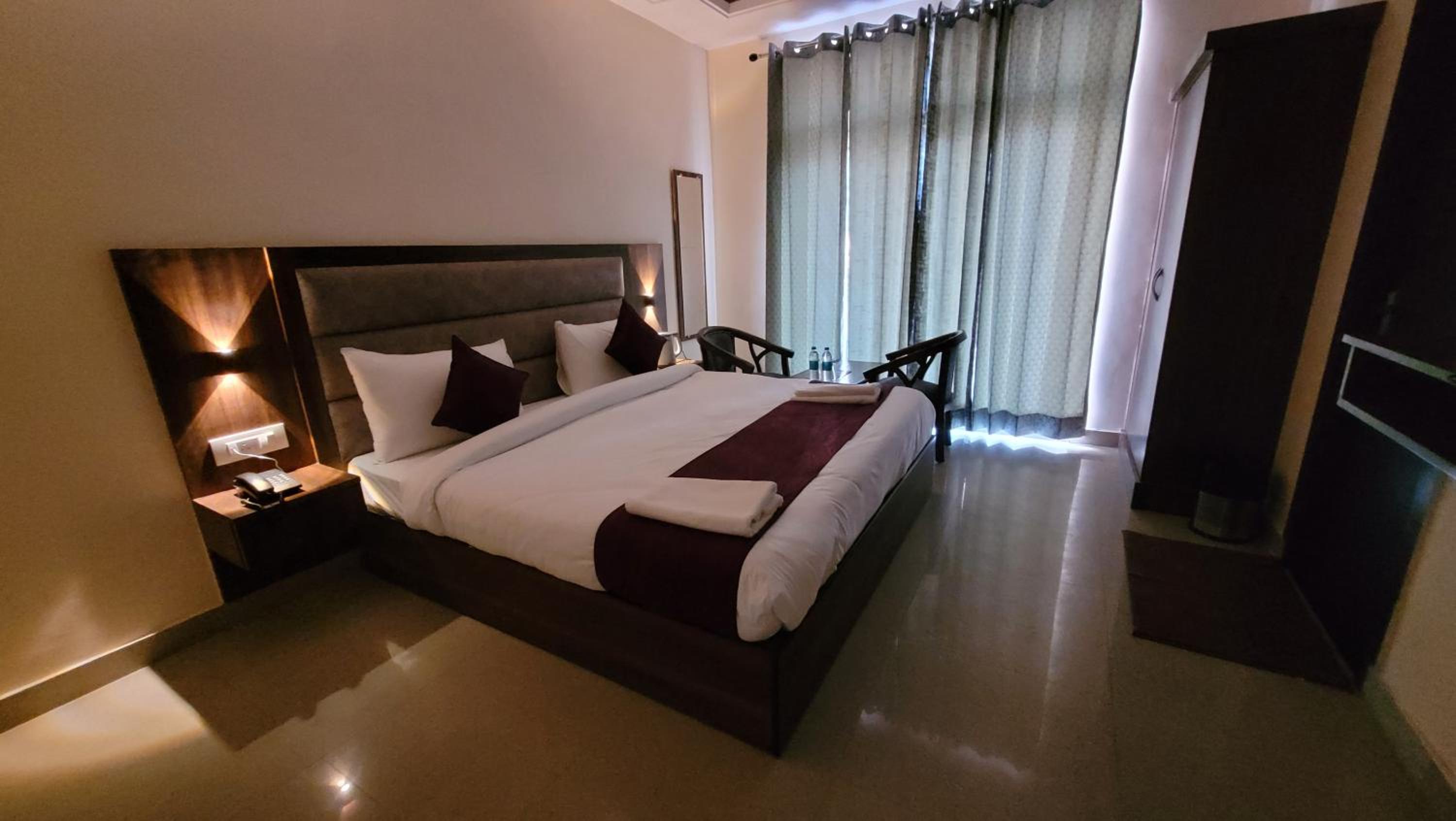Deluxe Double Room with Balcony - Photo 4