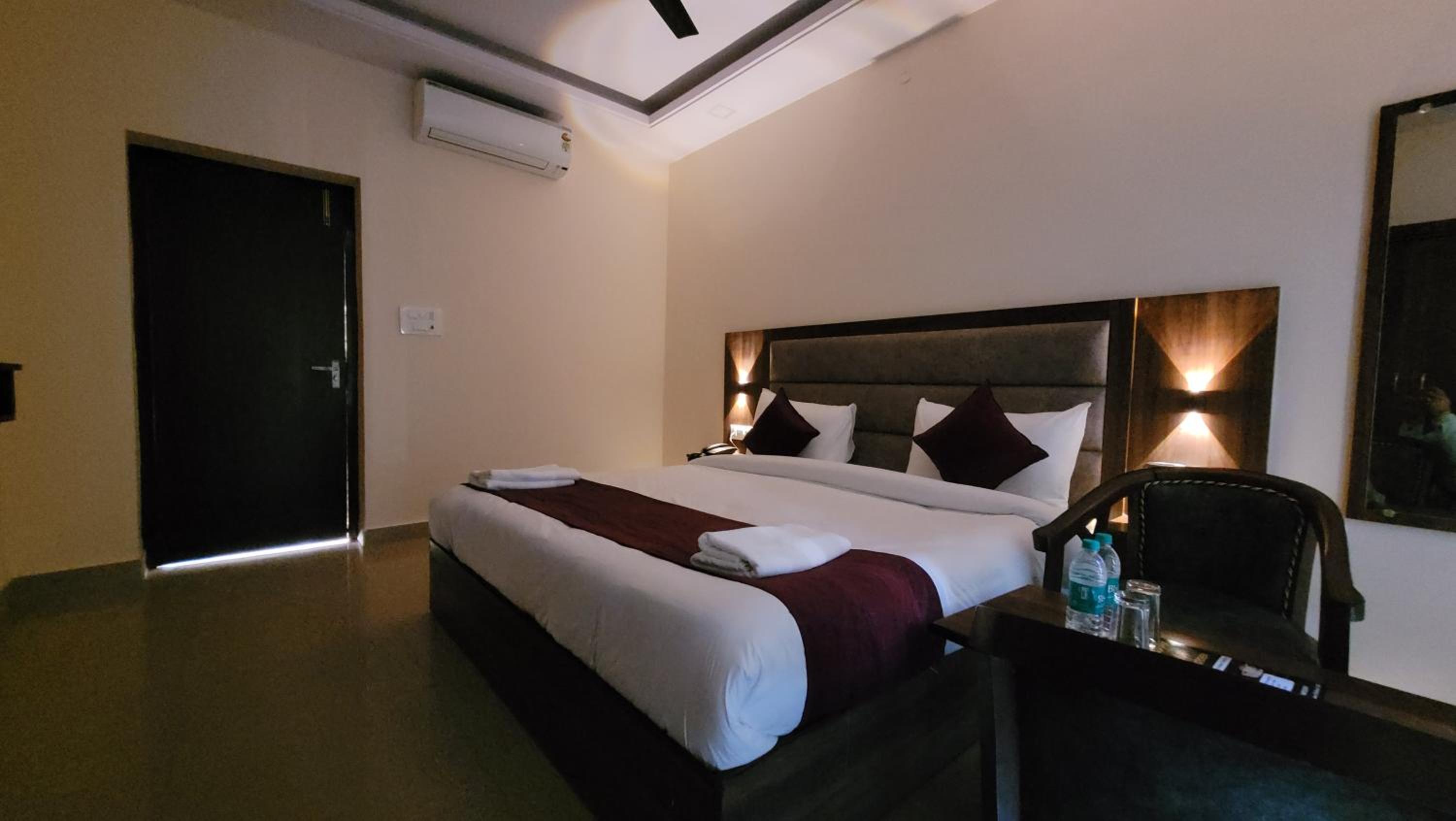Deluxe Double Room with Balcony - Photo 13