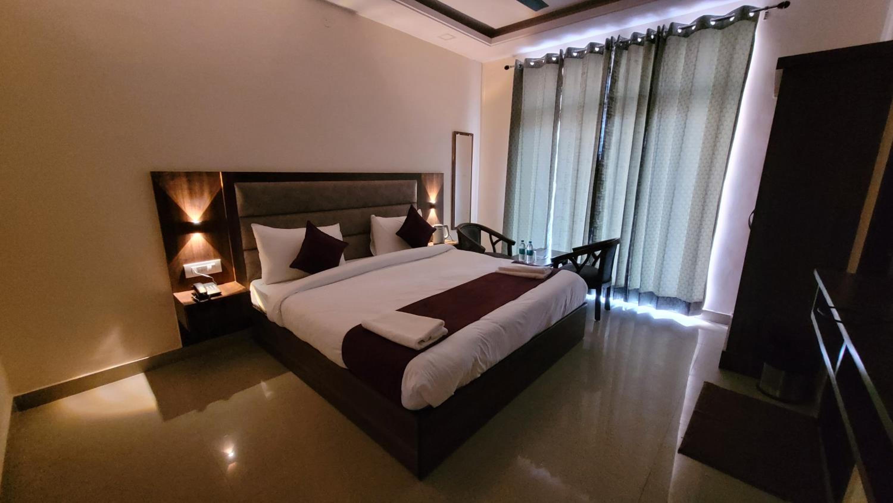 Deluxe Double Room with Balcony - Photo 16