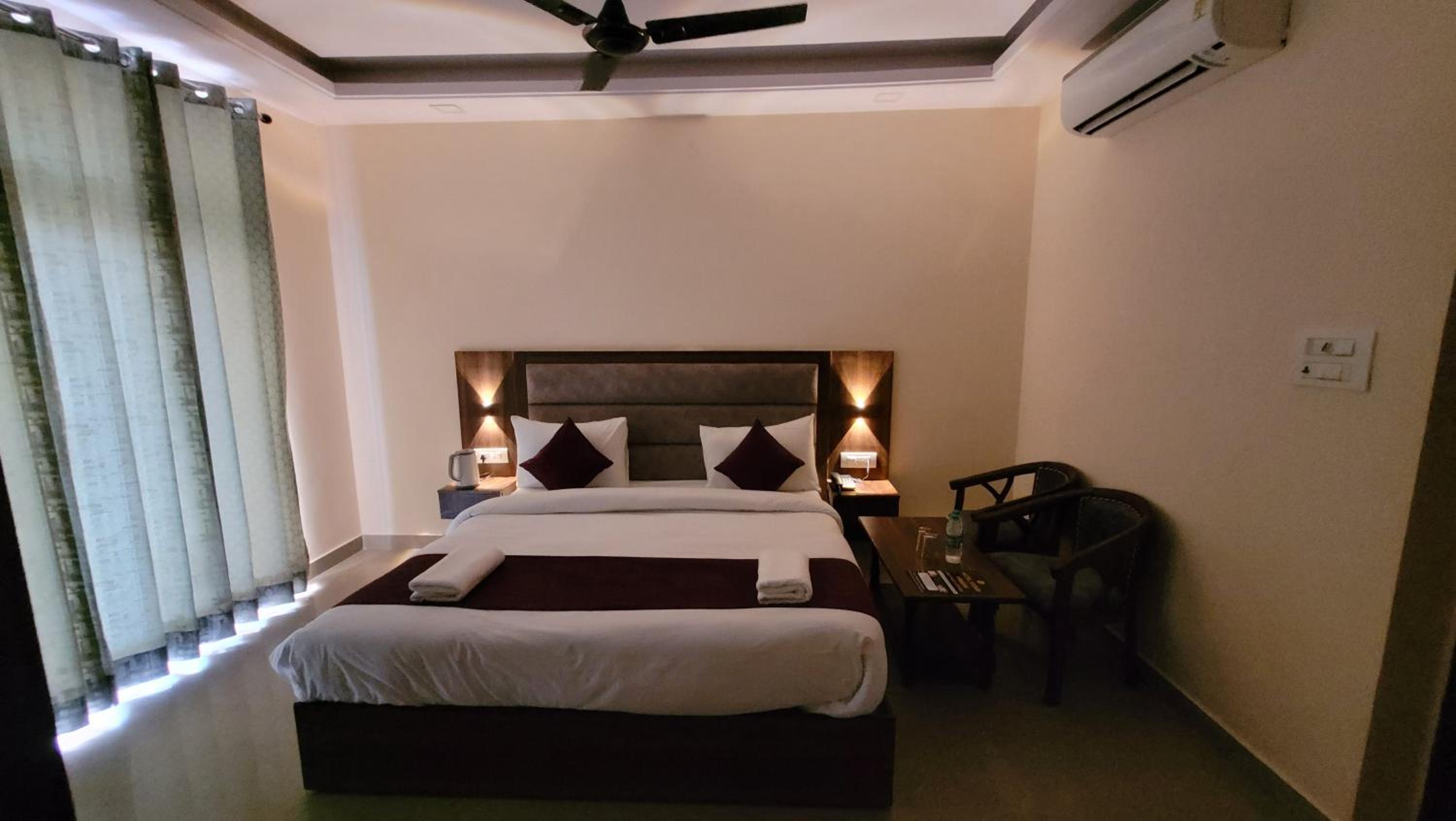 Deluxe Double Room with Balcony - Photo 14