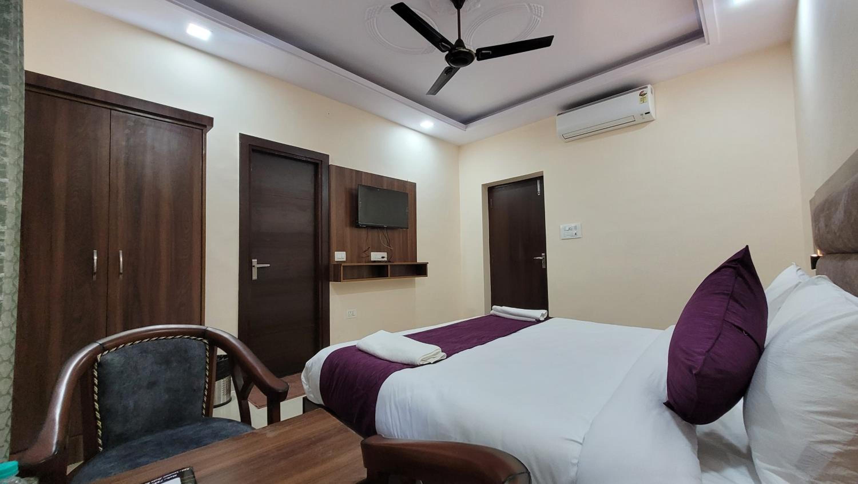 Deluxe Double Room with Balcony - Photo 19