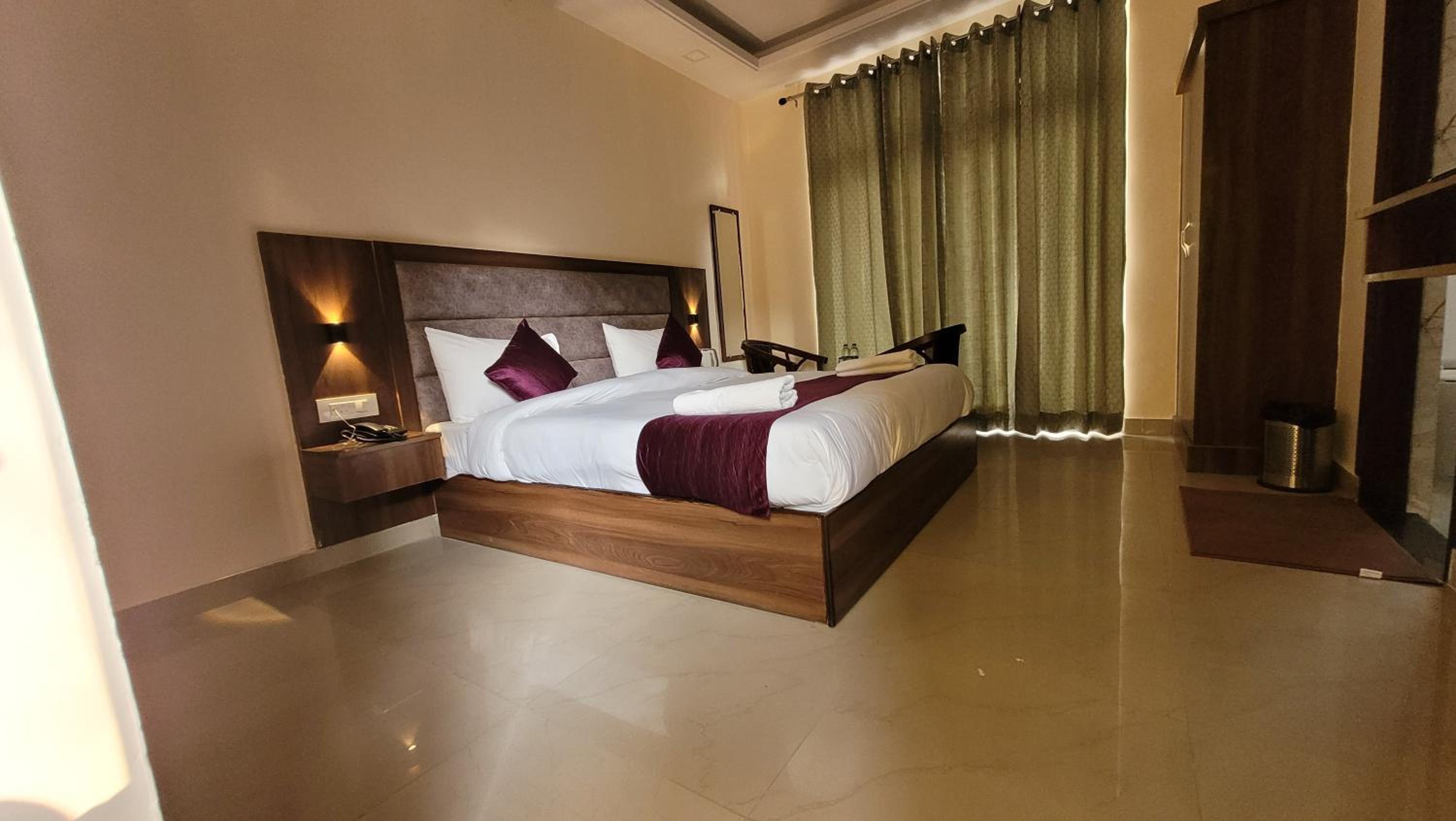 Deluxe Double Room with Balcony - Photo 11