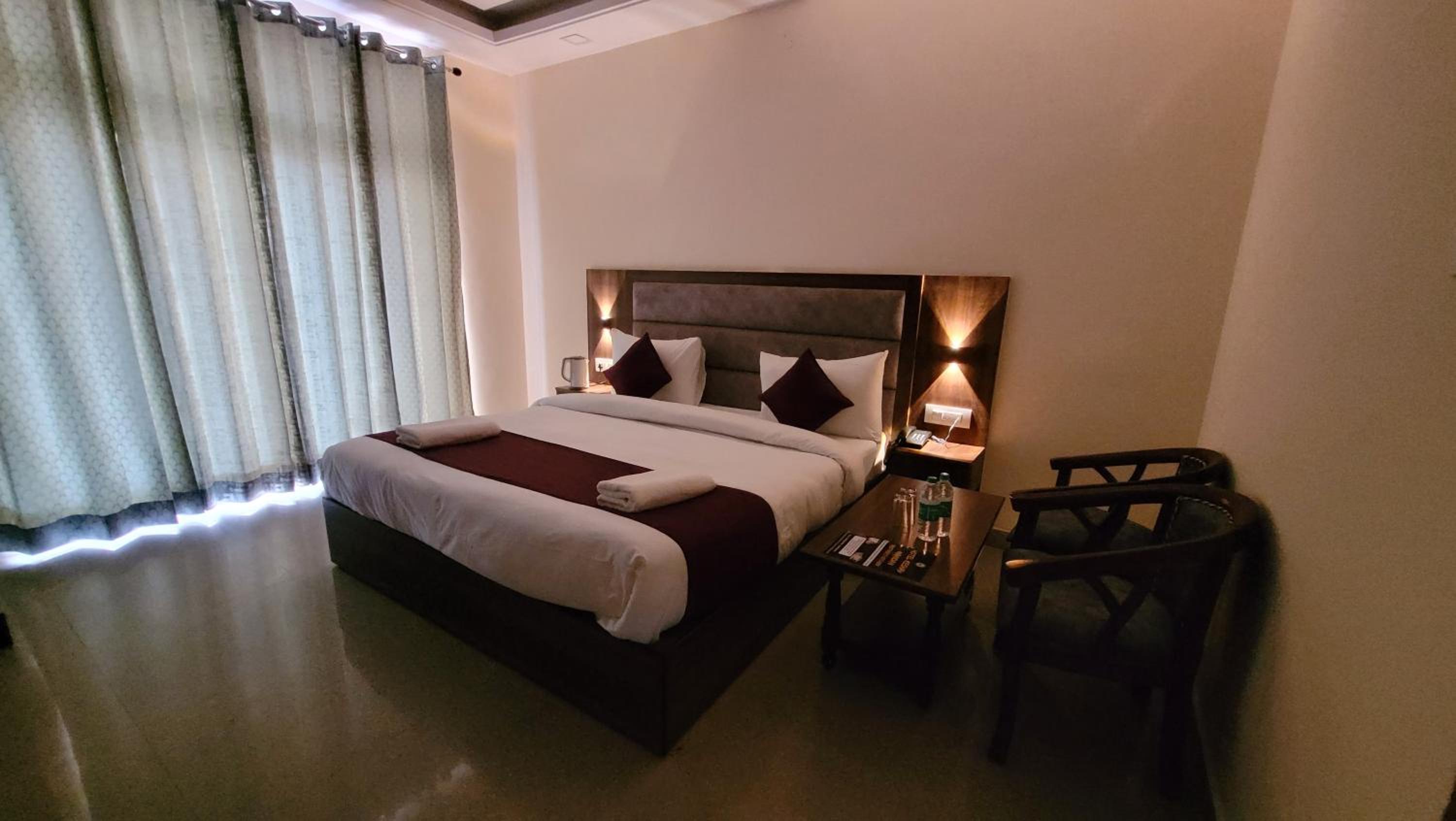 Deluxe Double Room with Balcony - Photo 15
