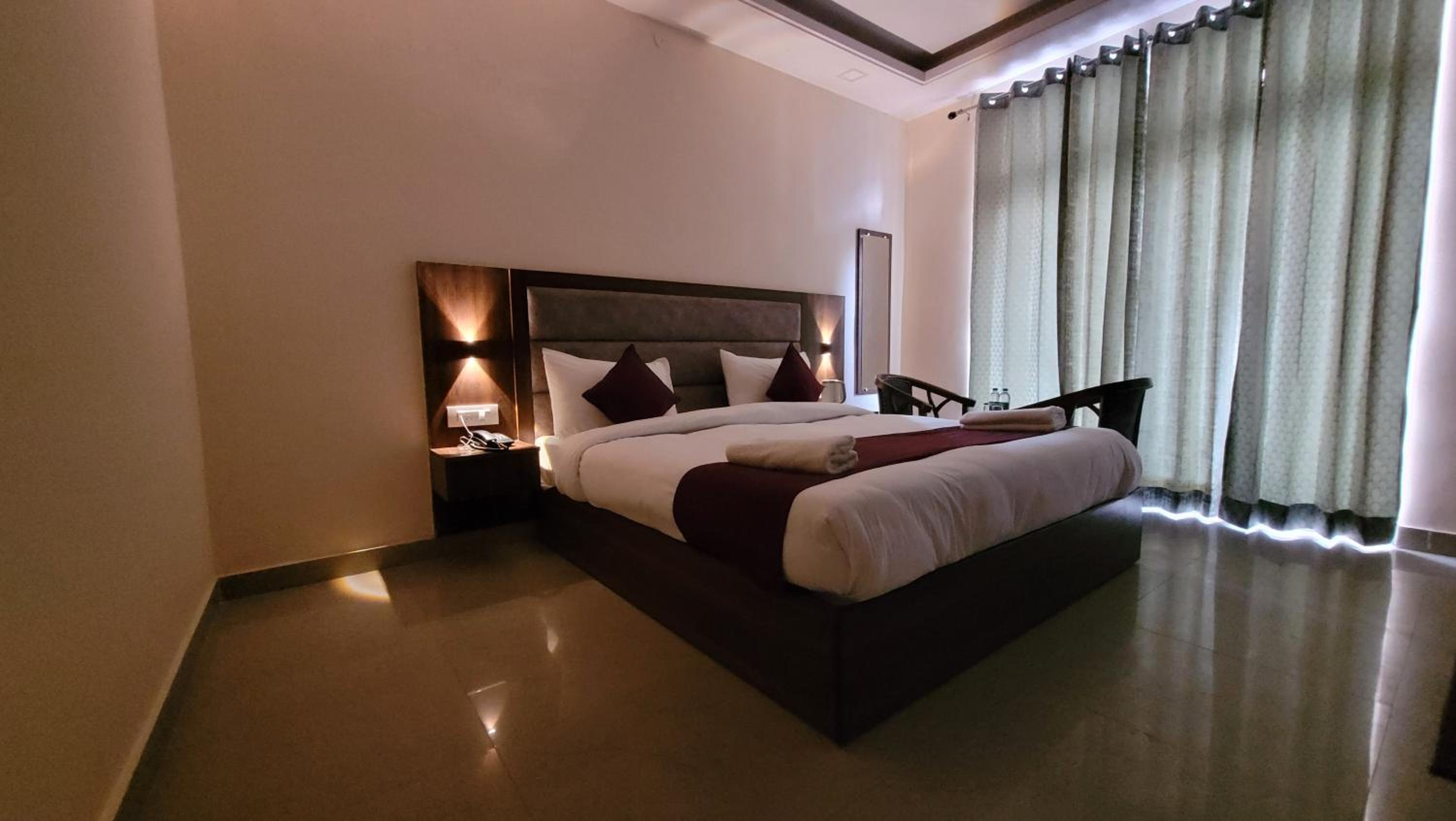 Deluxe Double Room with Balcony - Photo 12