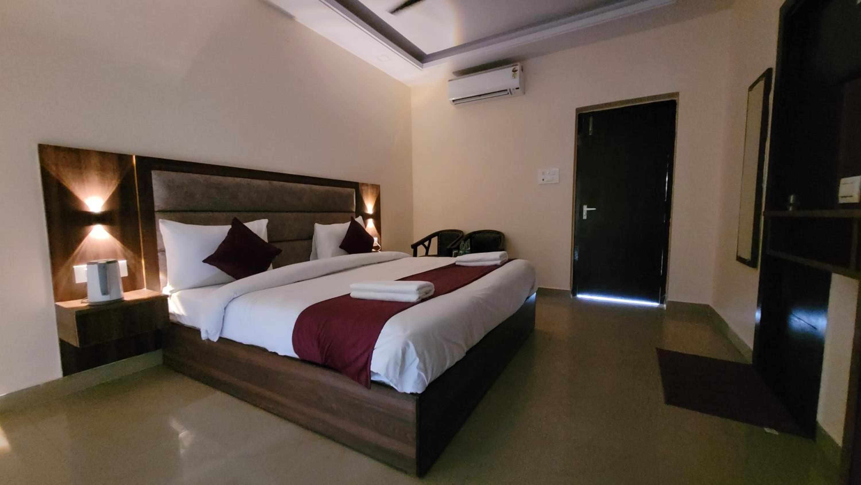 Deluxe Double Room with Balcony - Photo 25