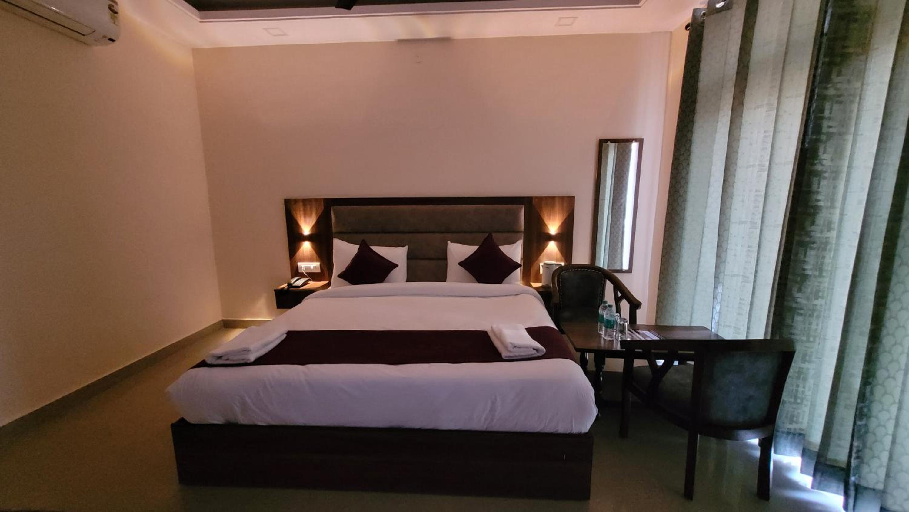 Deluxe Double Room with Balcony - Photo 21