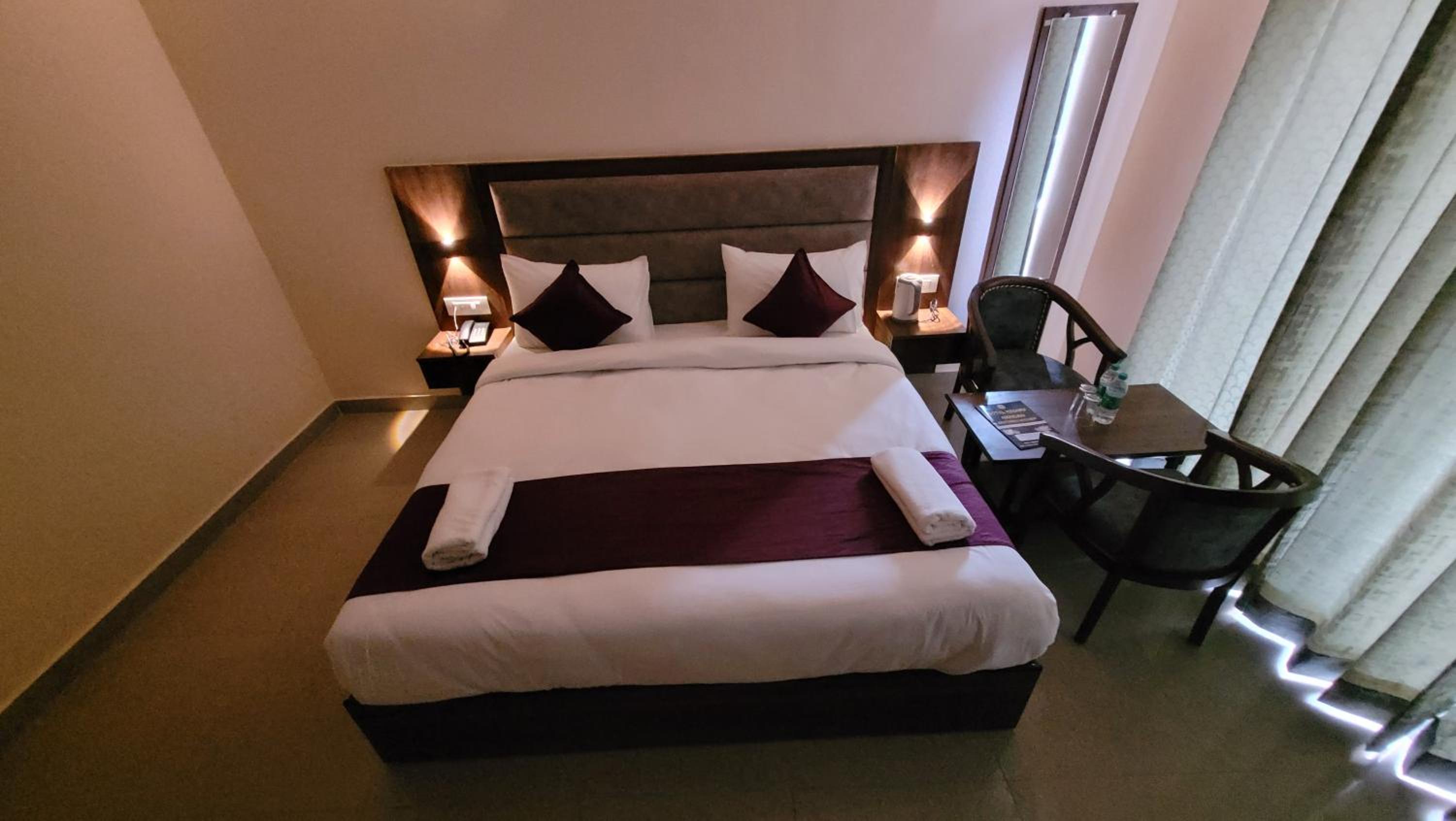 Deluxe Double Room with Balcony - Photo 44
