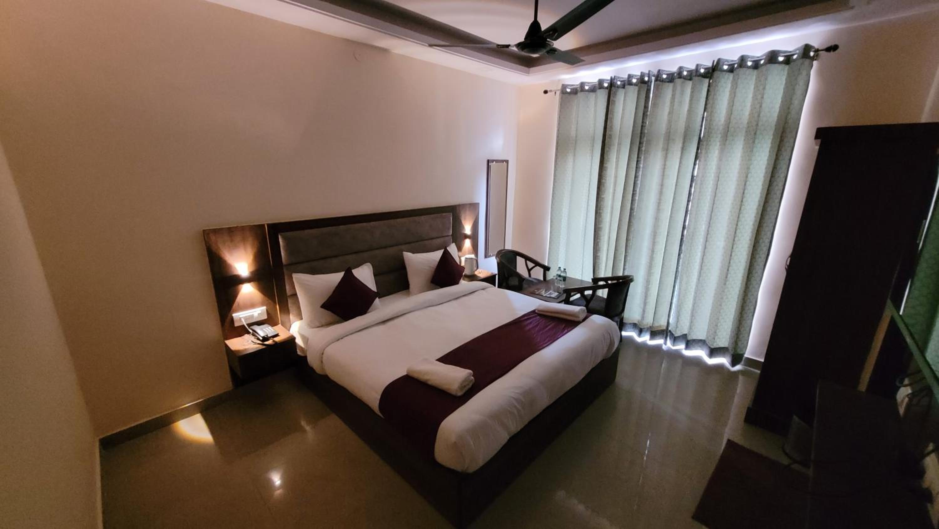 Deluxe Double Room with Balcony - Photo 3