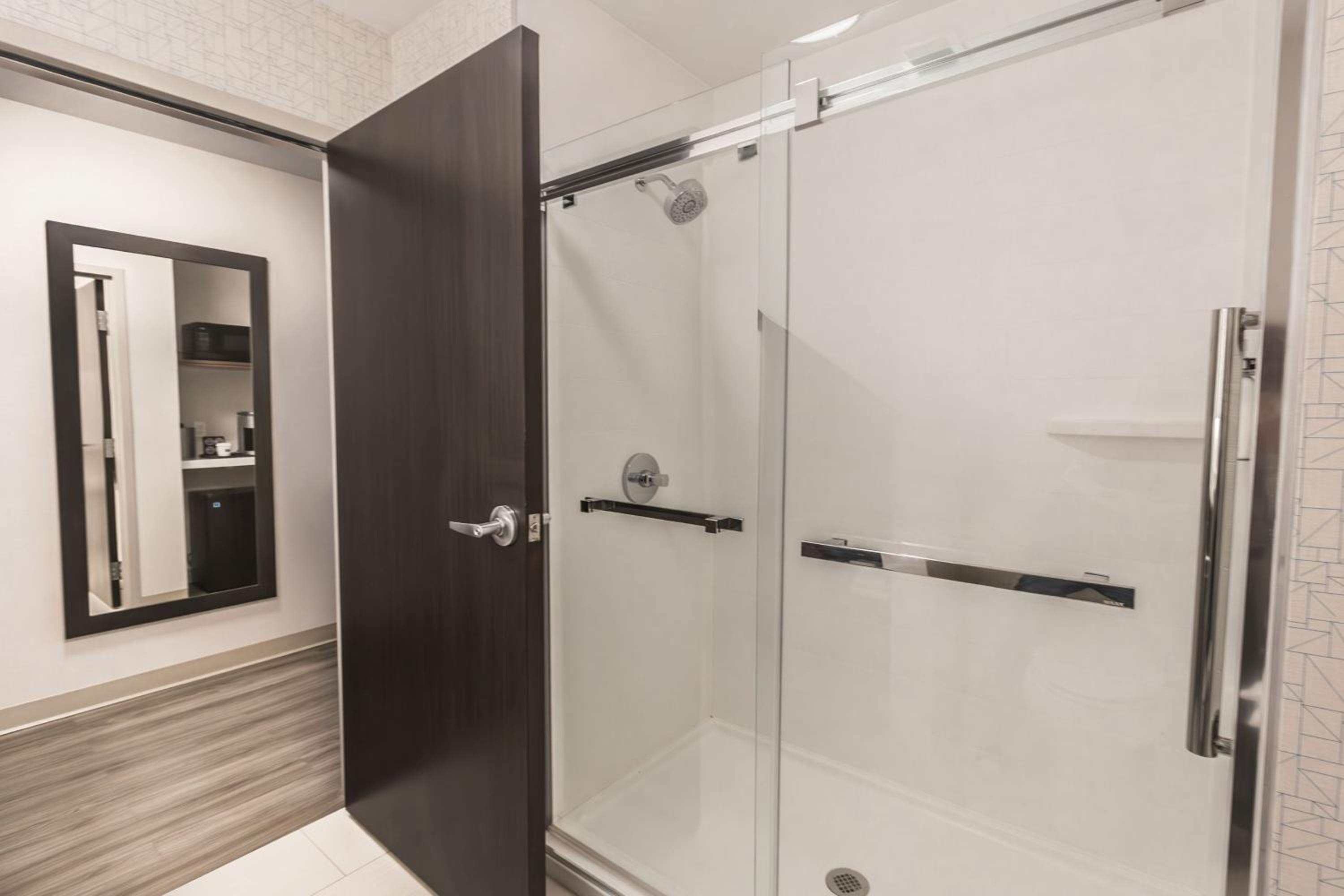 Standard King Room - Photo 11