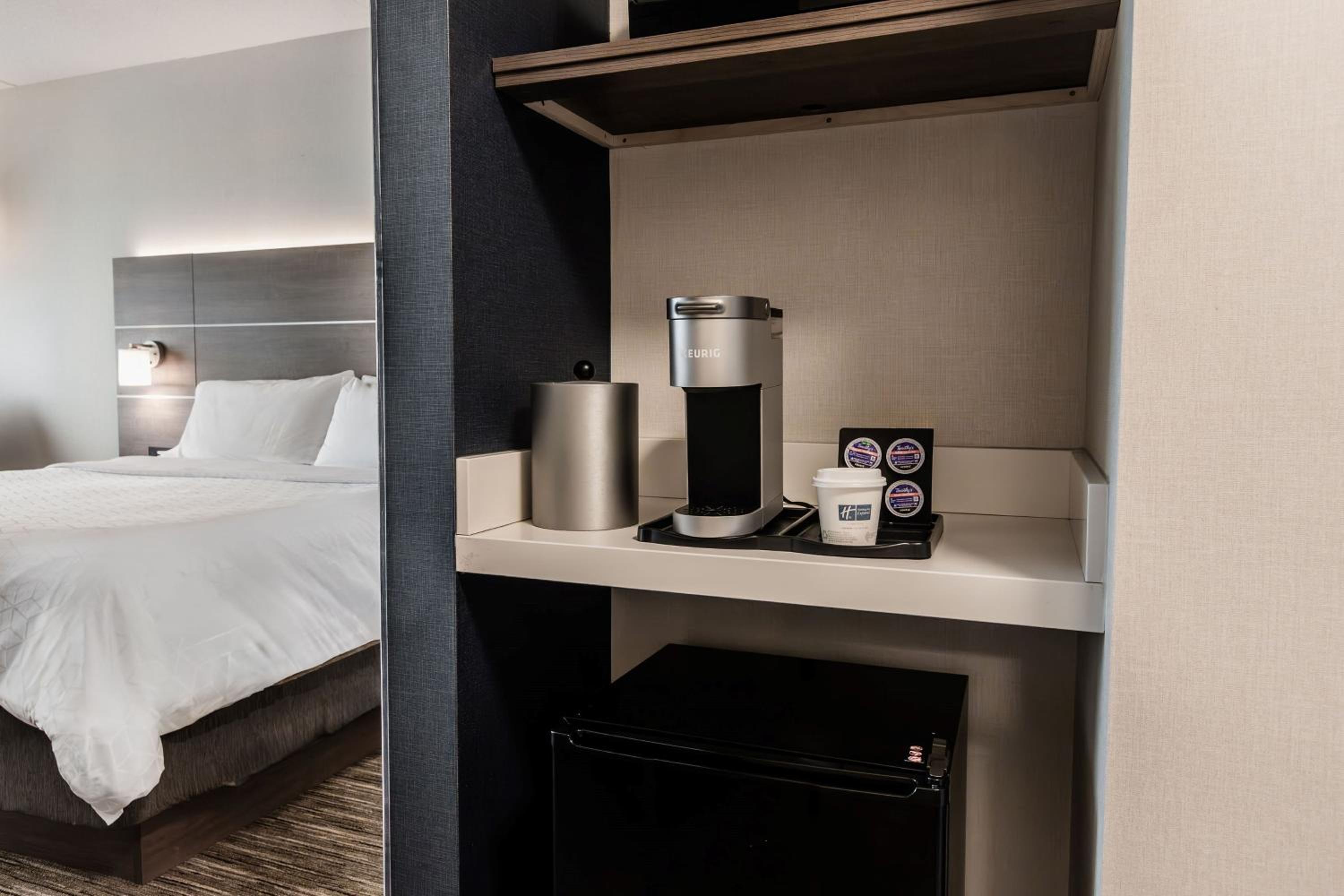 Standard King Room - Photo 16