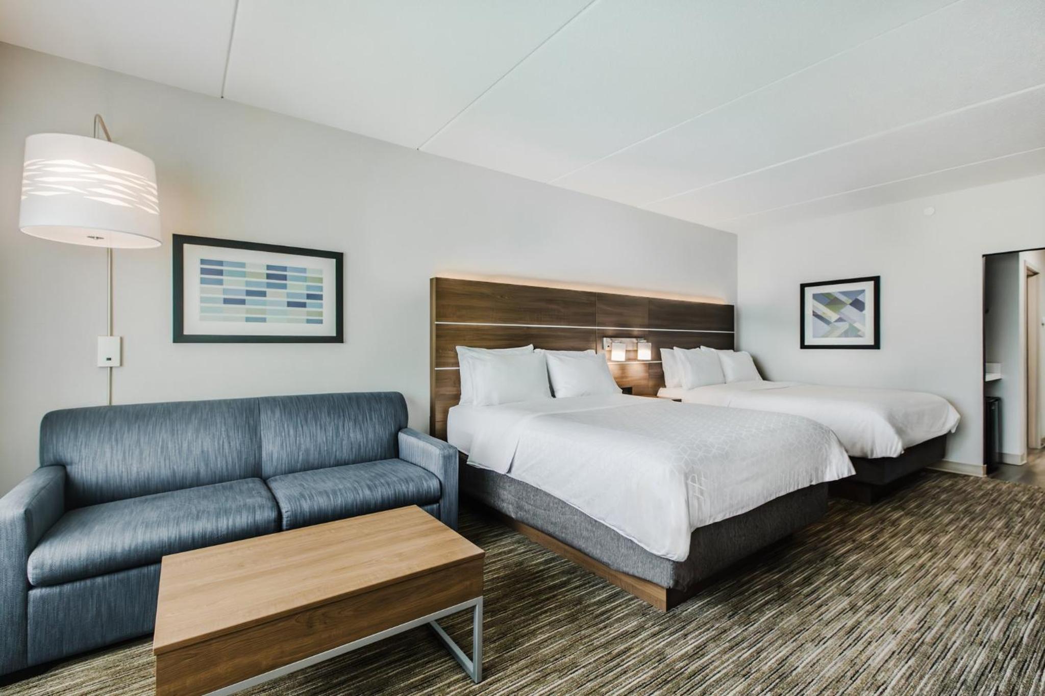 Queen Suite with Two Queen Beds and Sofa Bed - Photo 12