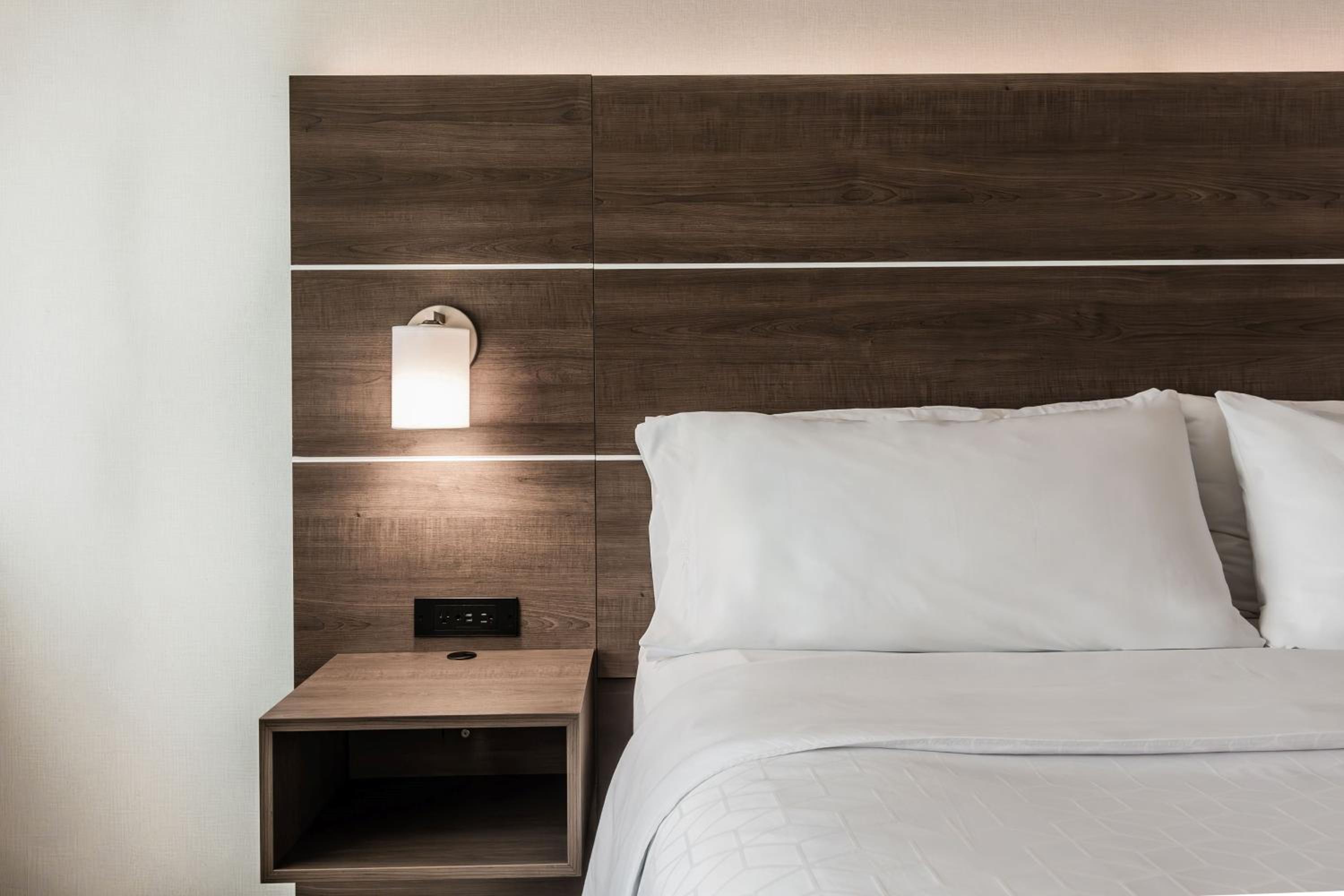 Standard King Room - Photo 12