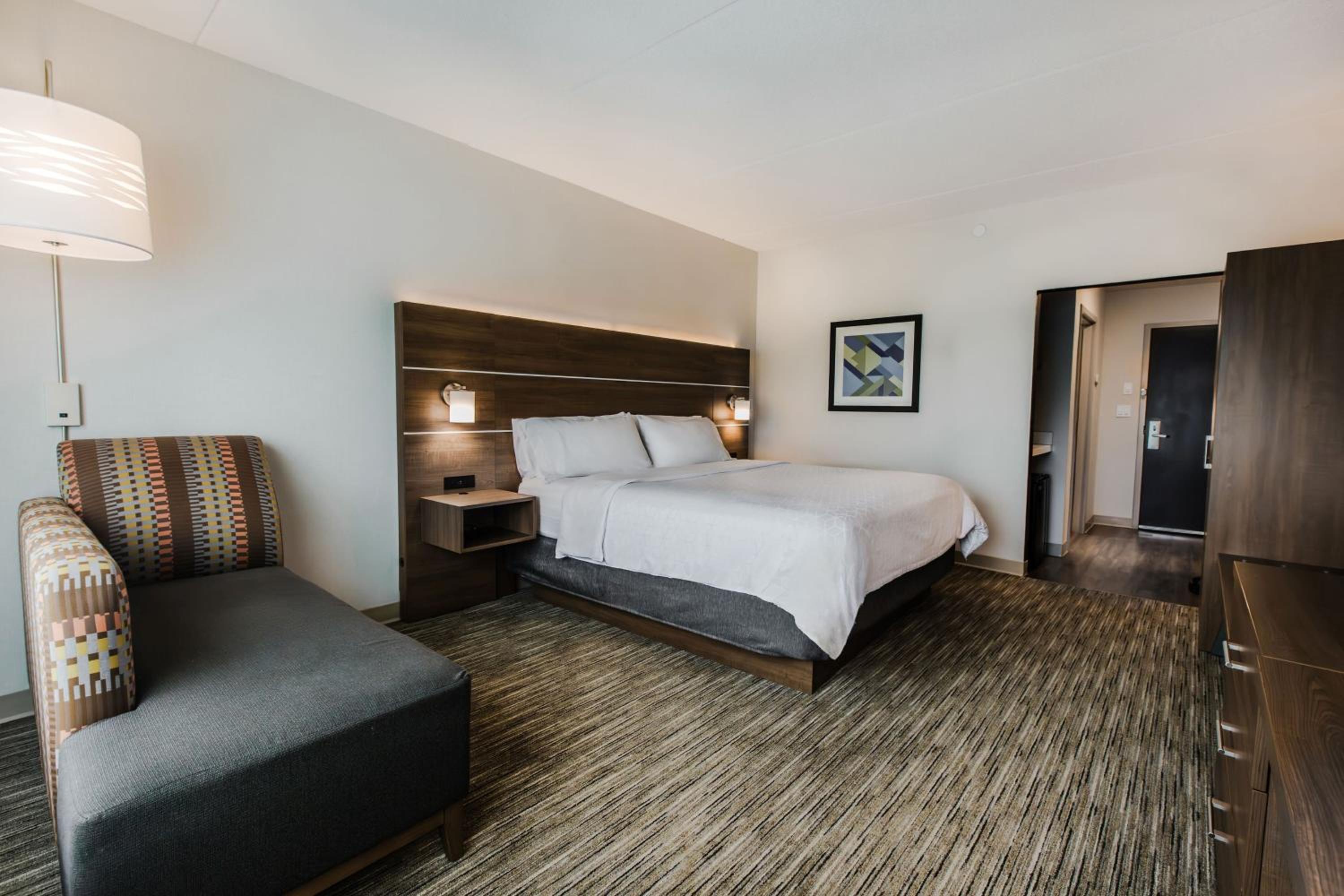 Standard King Room - Photo 10