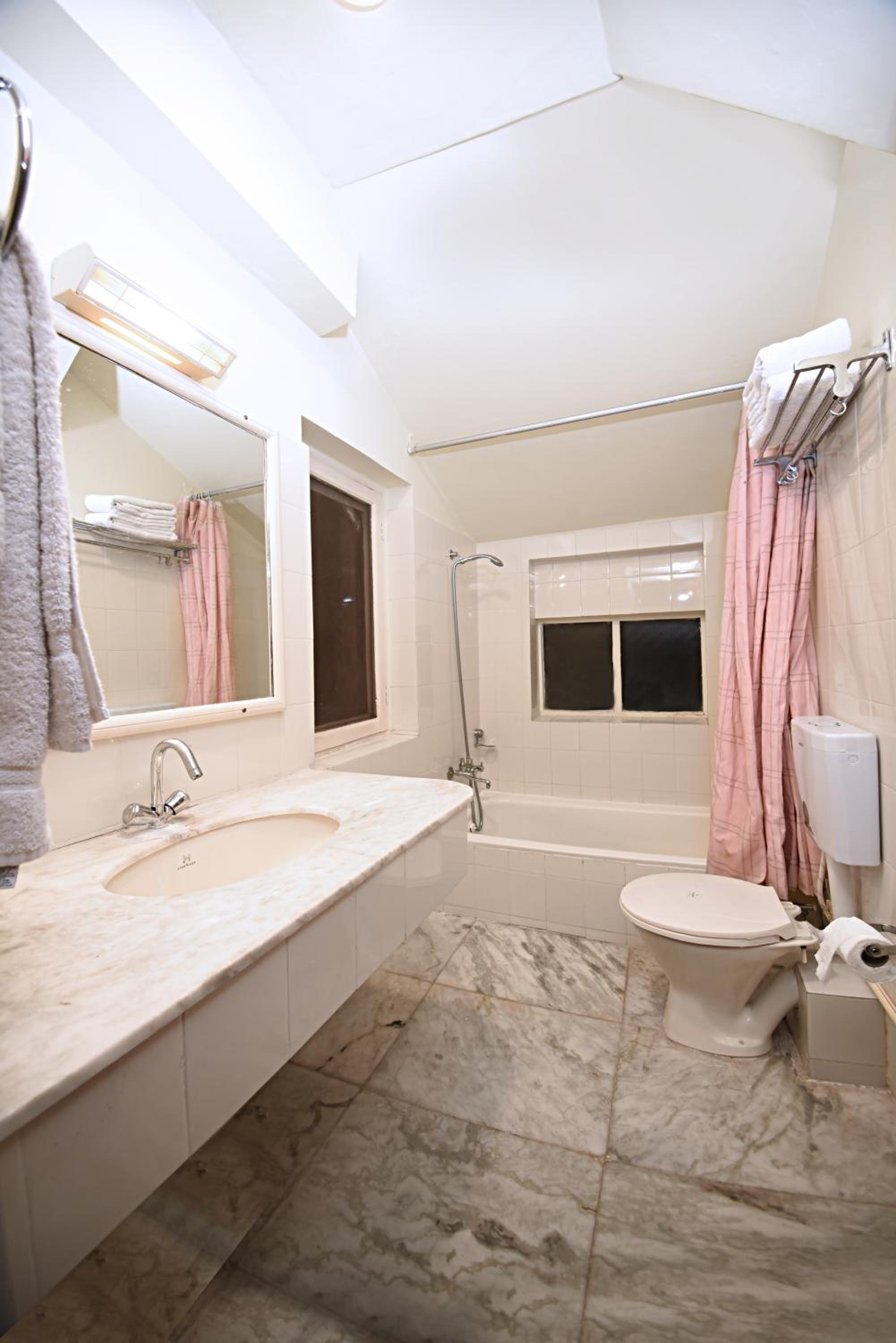 Standard Double or Twin Room - Photo 8
