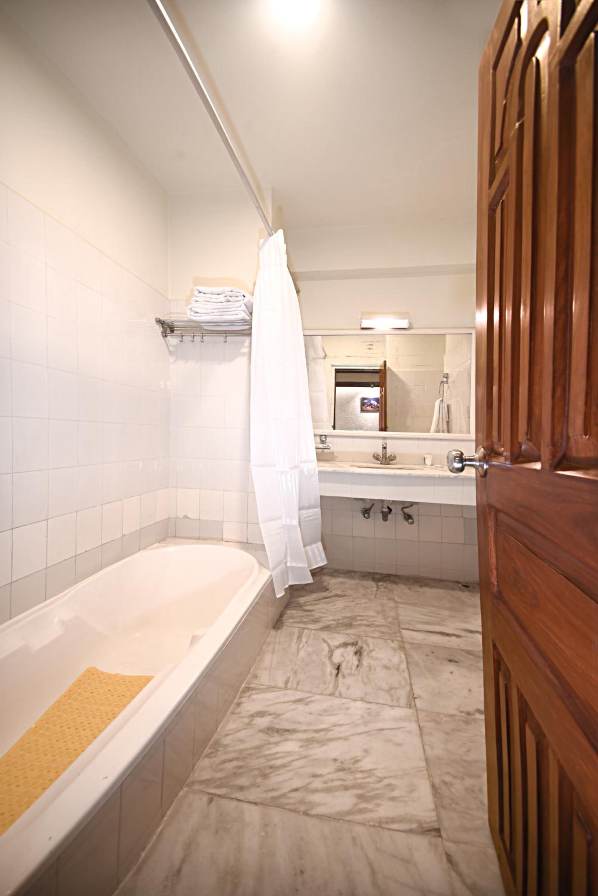 Suite with Balcony - Photo 4