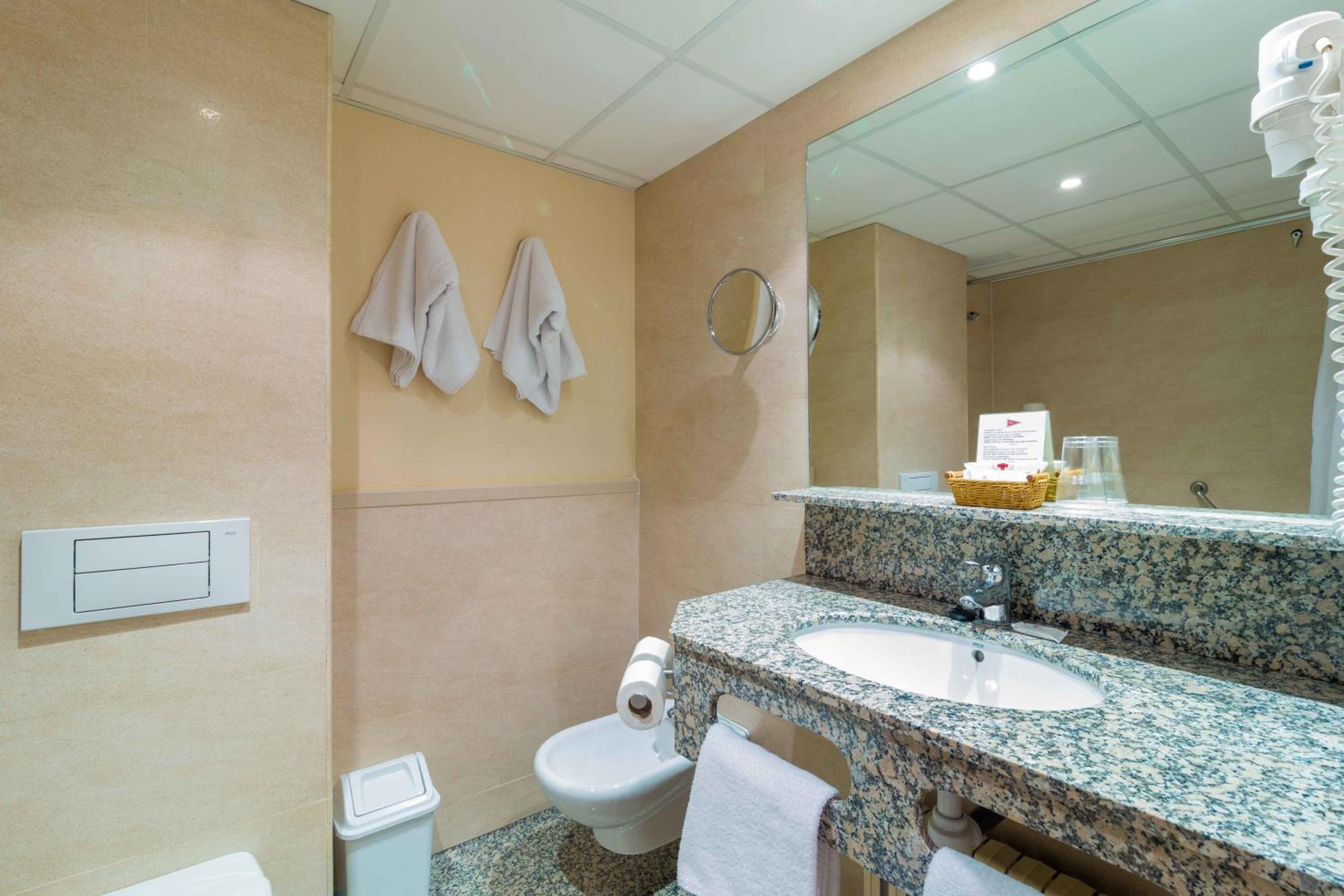 Double or Twin Room (2 Adults + 1 Child ) photo 3