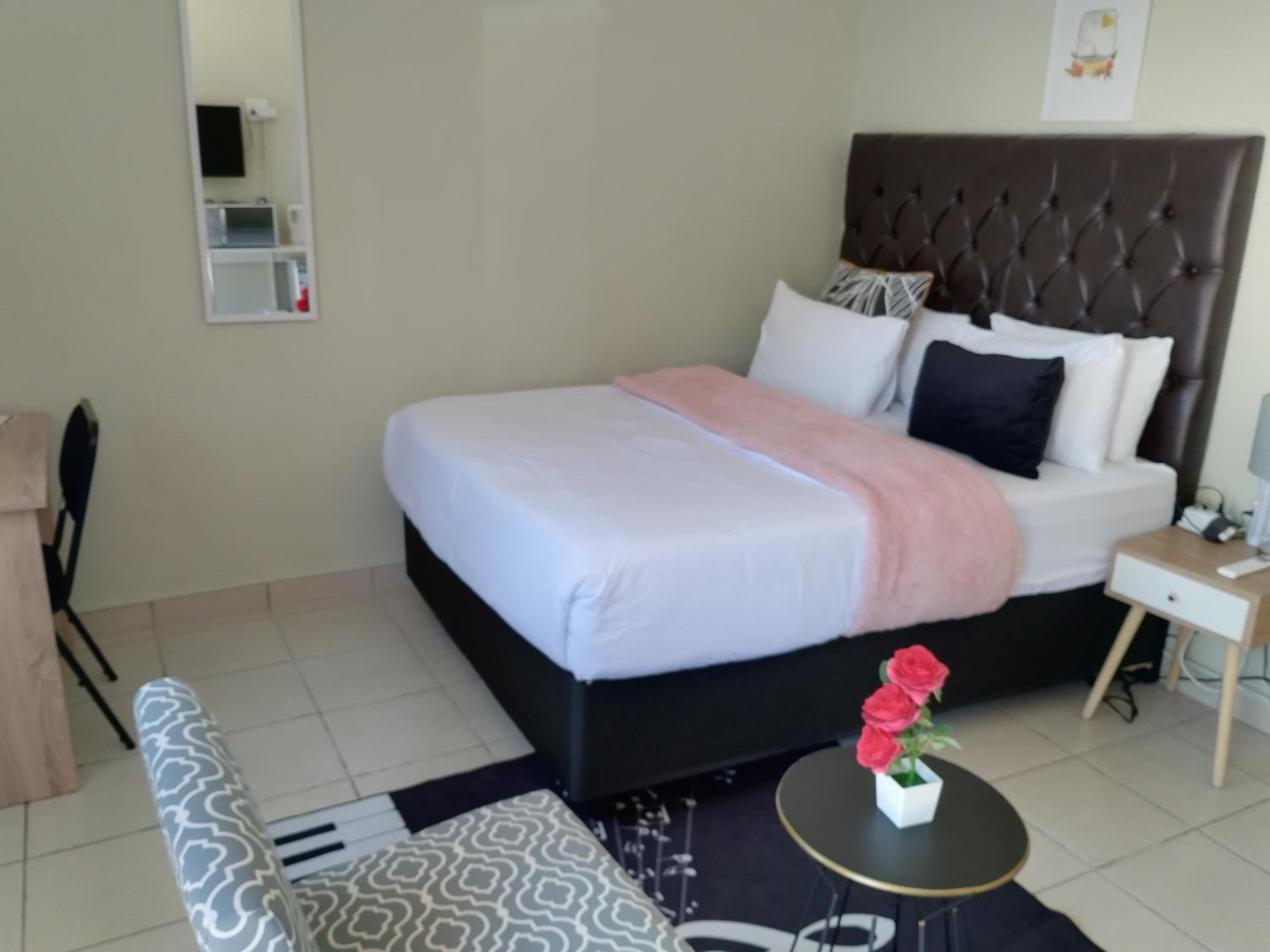 Queen Room with Pool View photo 1
