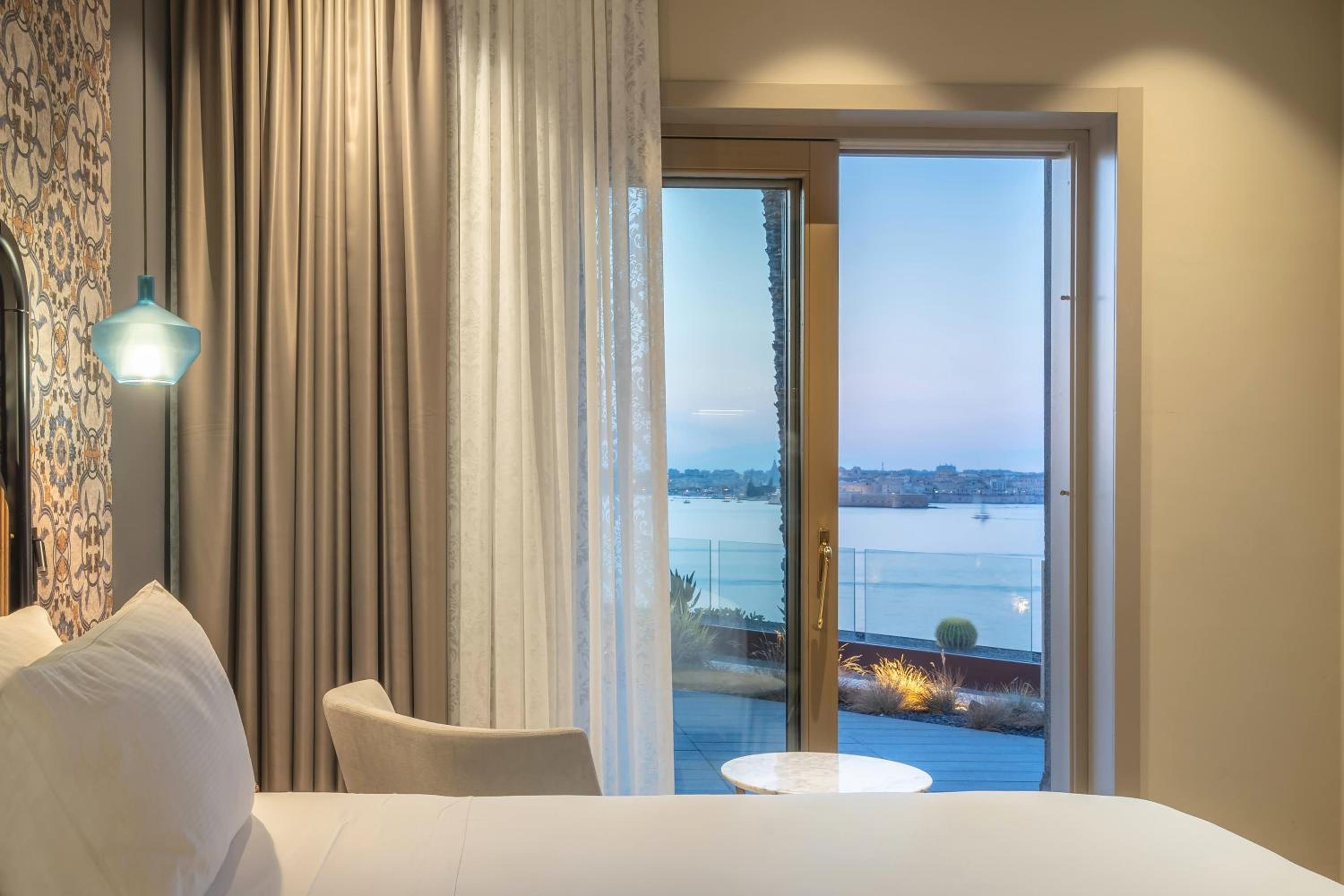 Deluxe Double Room with Sea View - Photo 2