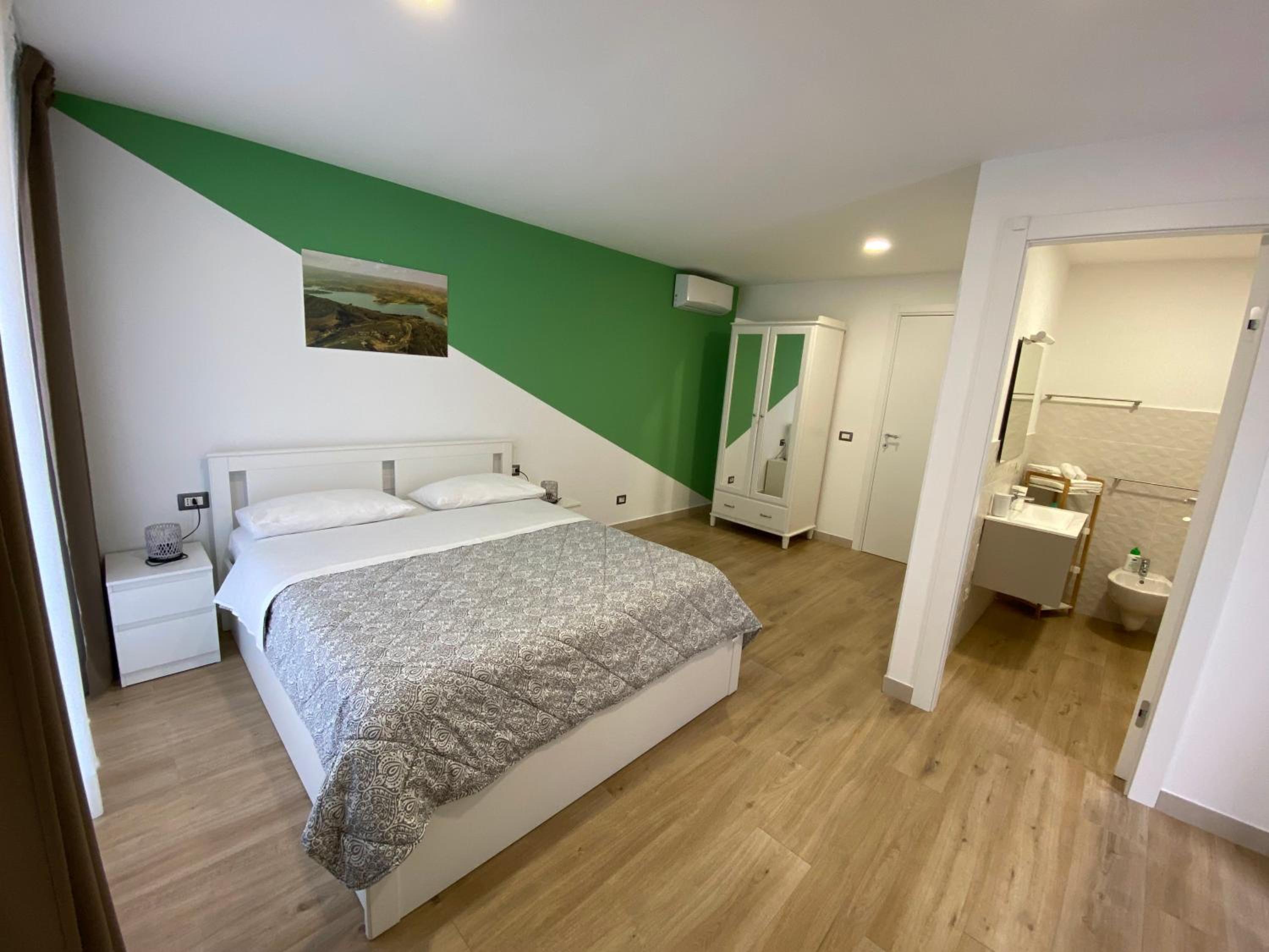 Double Room with Private Bathroom - Photo 10