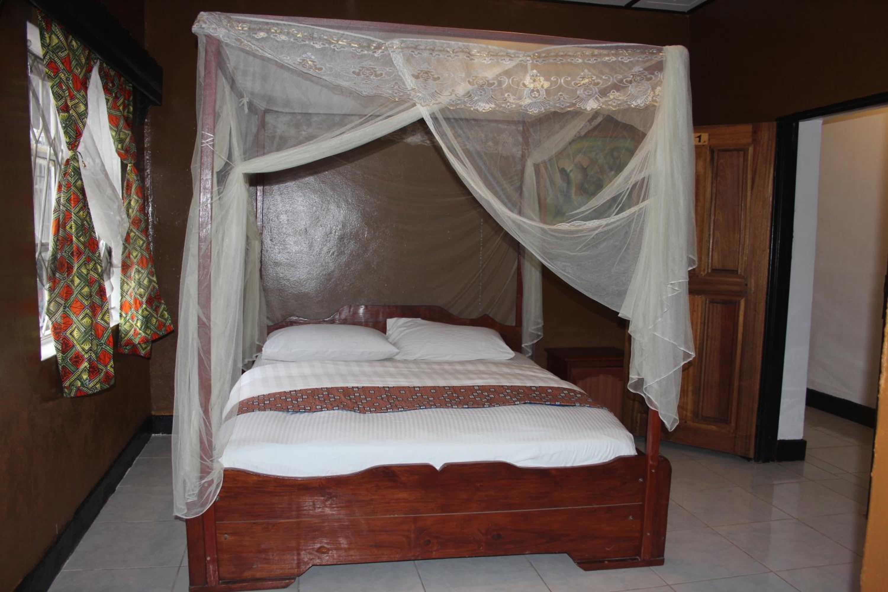 Queen Room with Private Bathroom photo 2