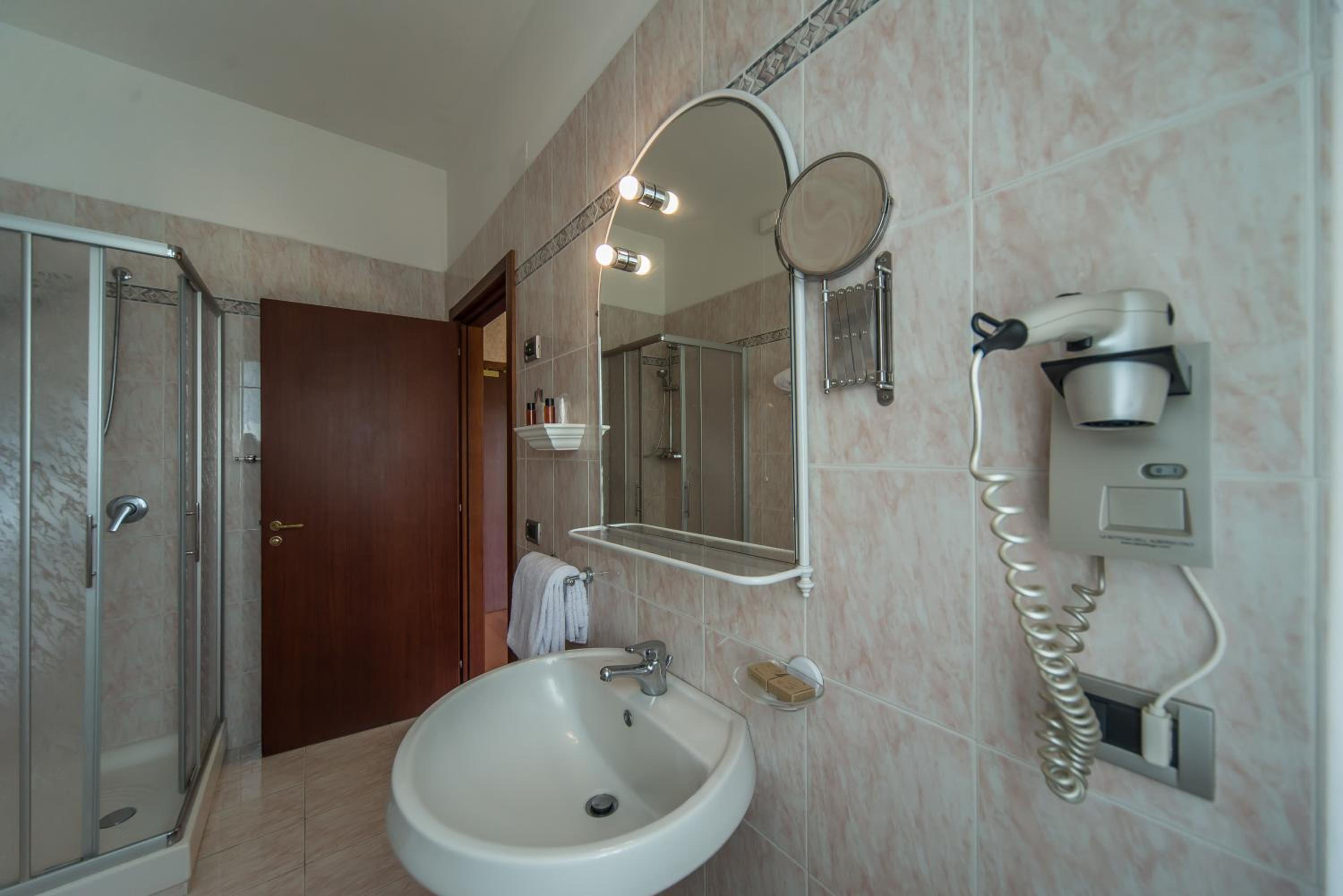 Standard Quadruple Room - Photo 4