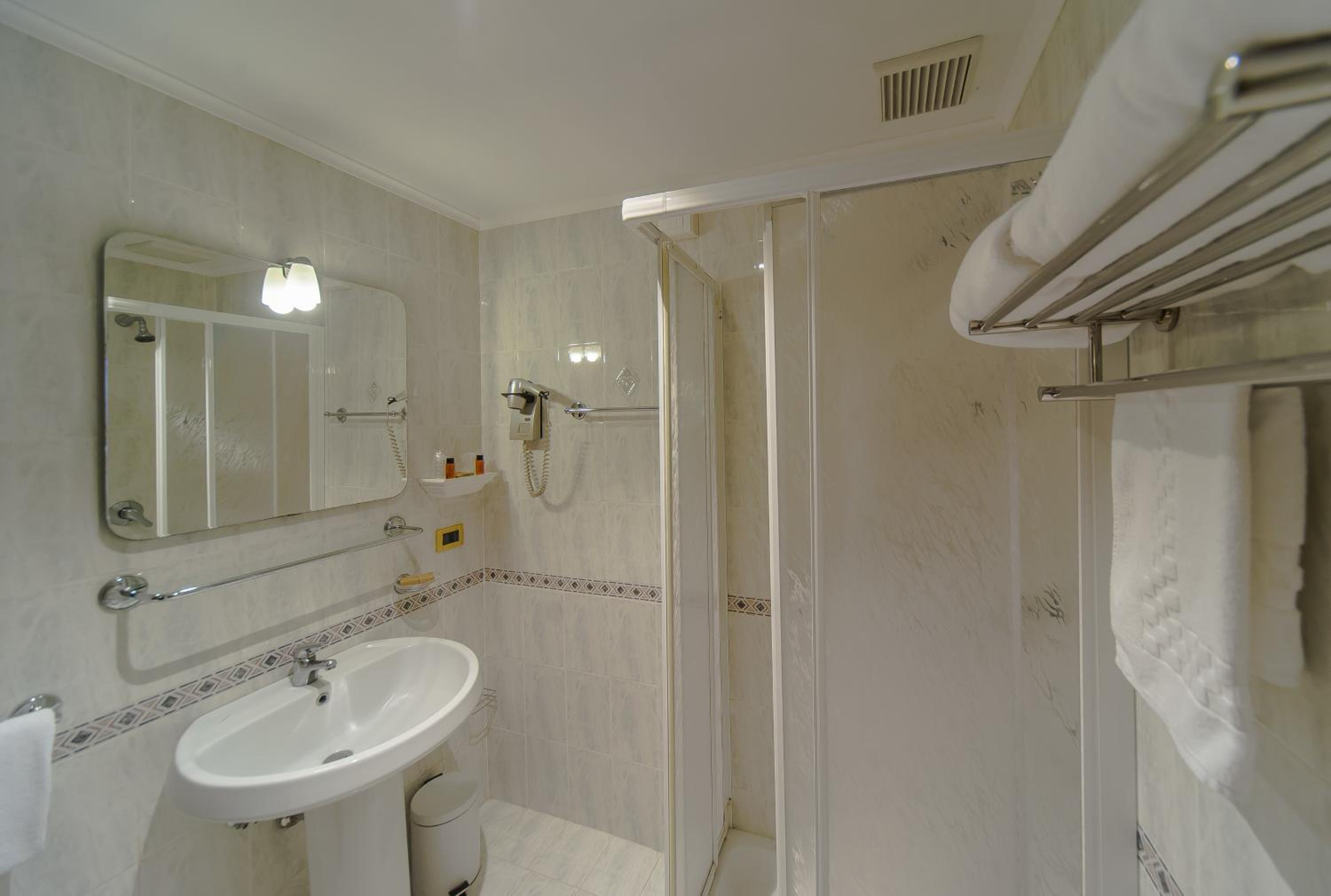 Standard Double or Twin Room - Photo 2