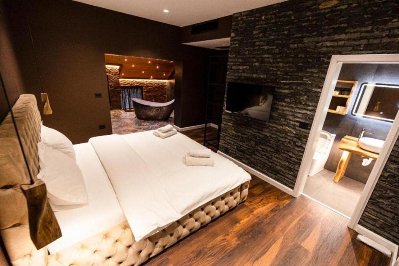 Deluxe Suite With Spa Bath photo 1