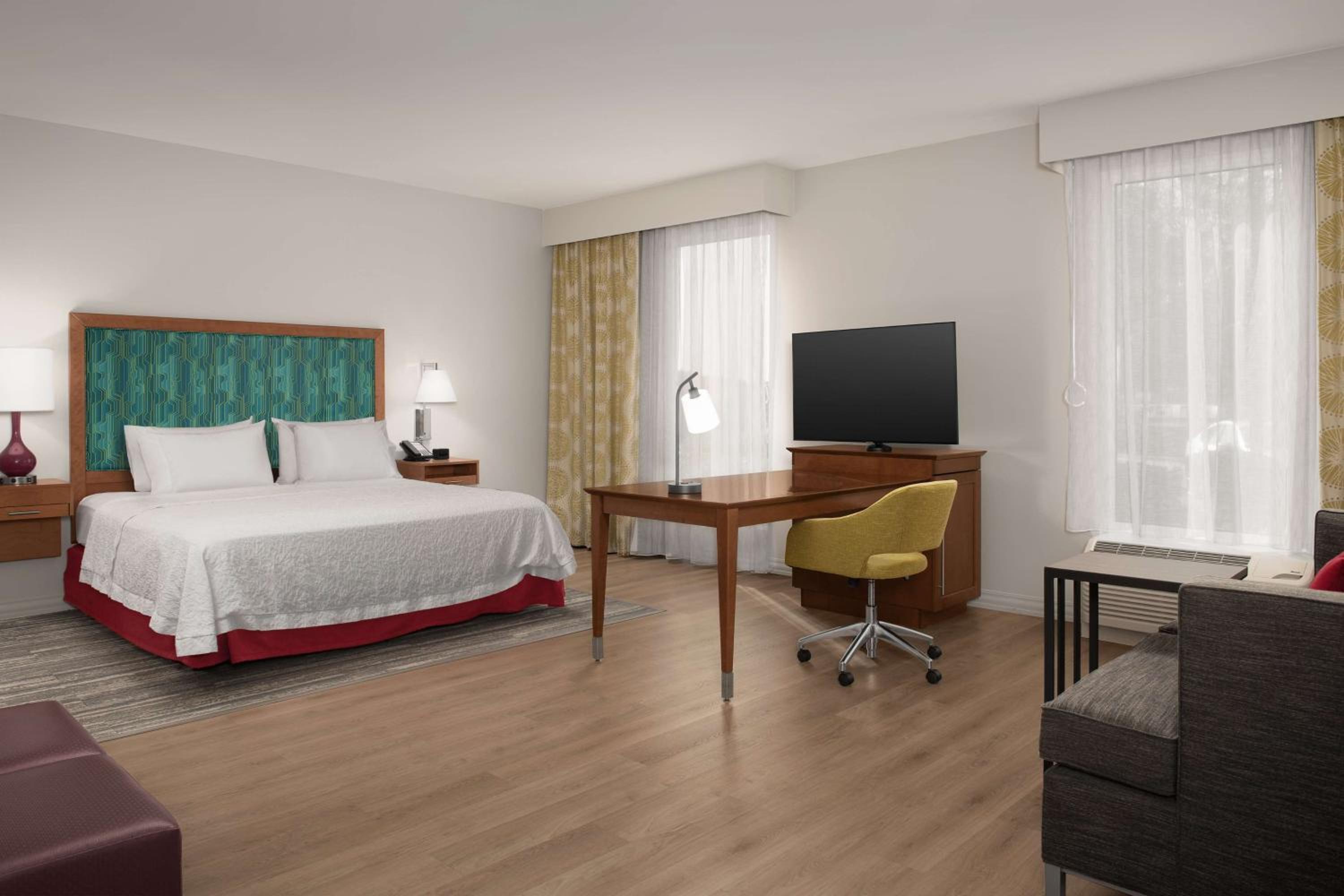 King Studio Suite with Sofa Bed - Hearing Access/Non-Smoking photo 3