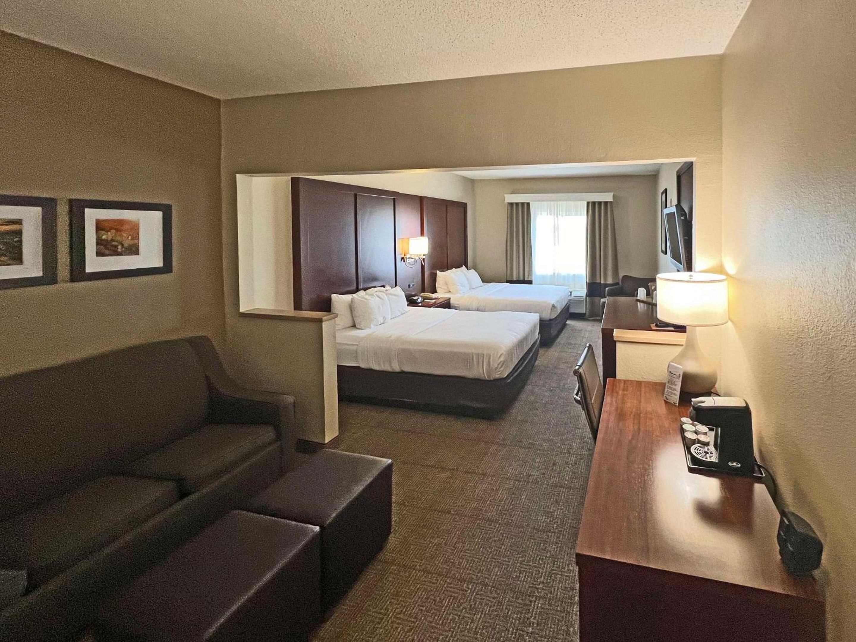 Queen Suite with Two Queen Beds and Sofa Bed - Non-Smoking - Photo 1
