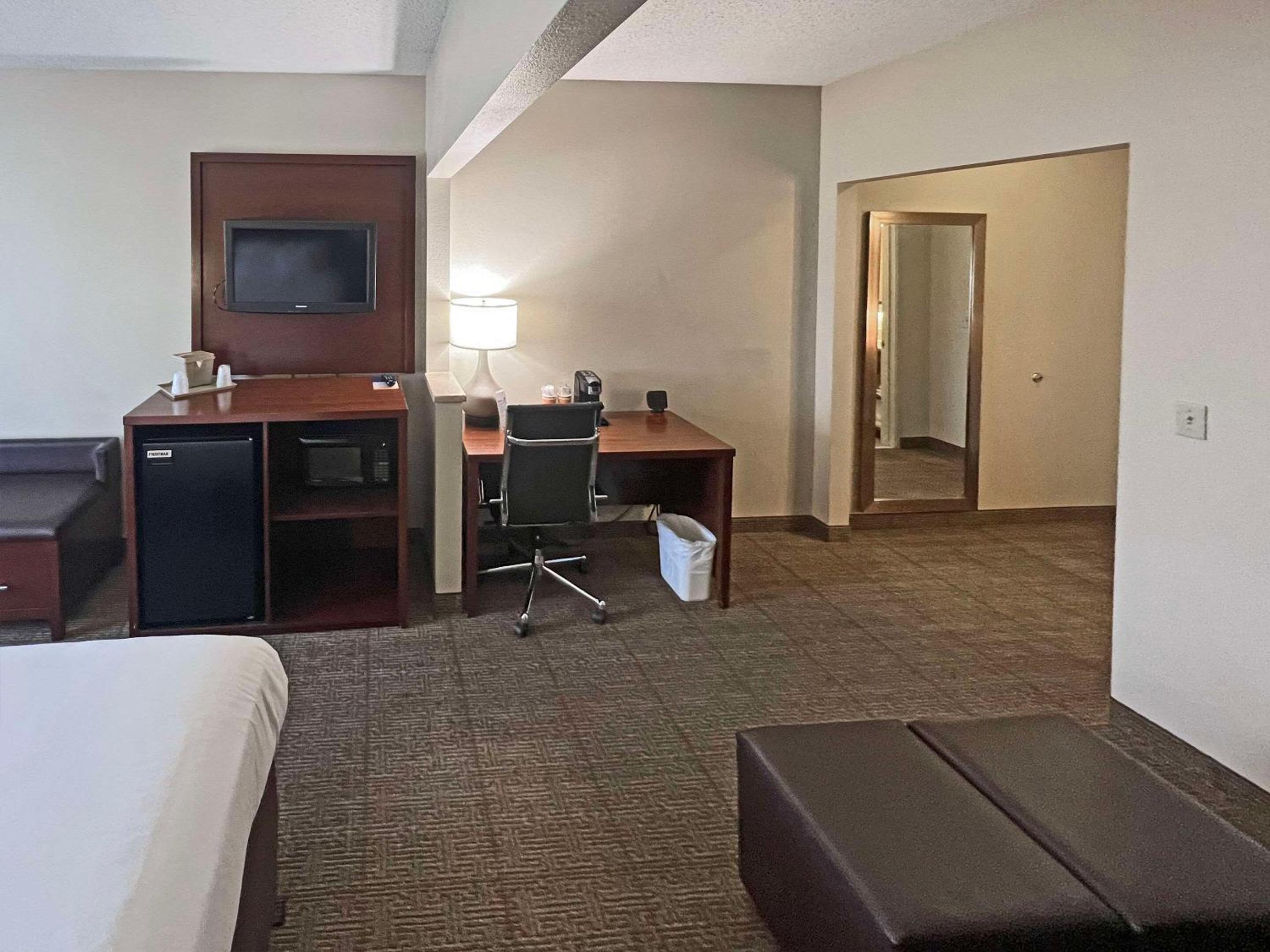 Queen Suite with Two Queen Beds and Sofa Bed - Non-Smoking - Photo 2