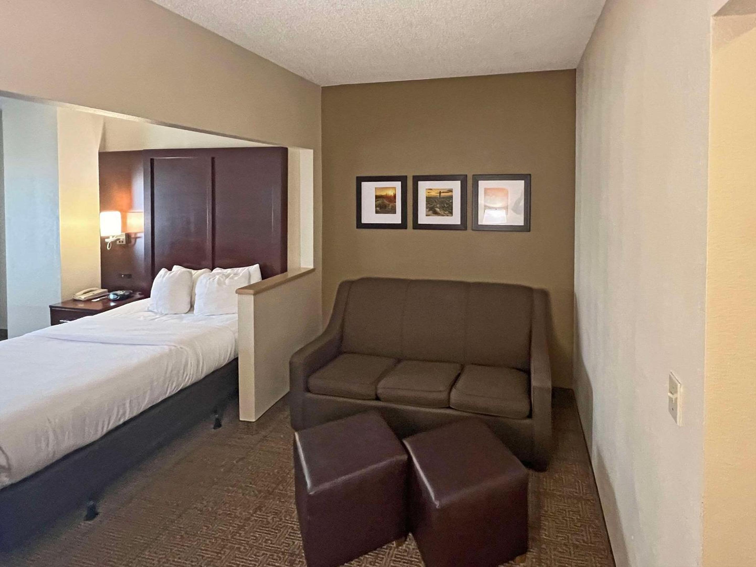 Queen Suite with Sofa-bed - Non-Smoking - Photo 5