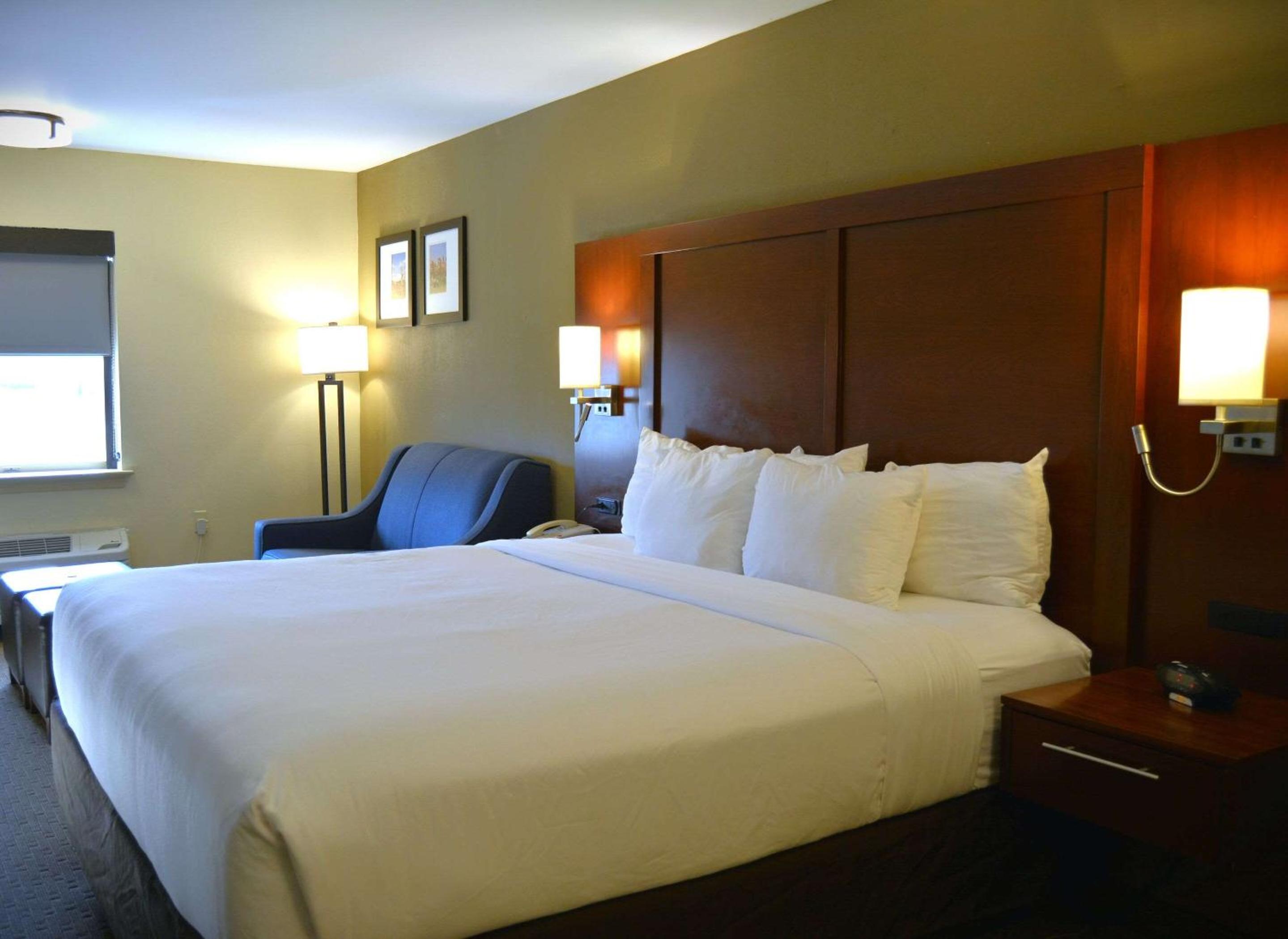 Standard King Room with Sofa Bed - Non-Smoking - Photo 5
