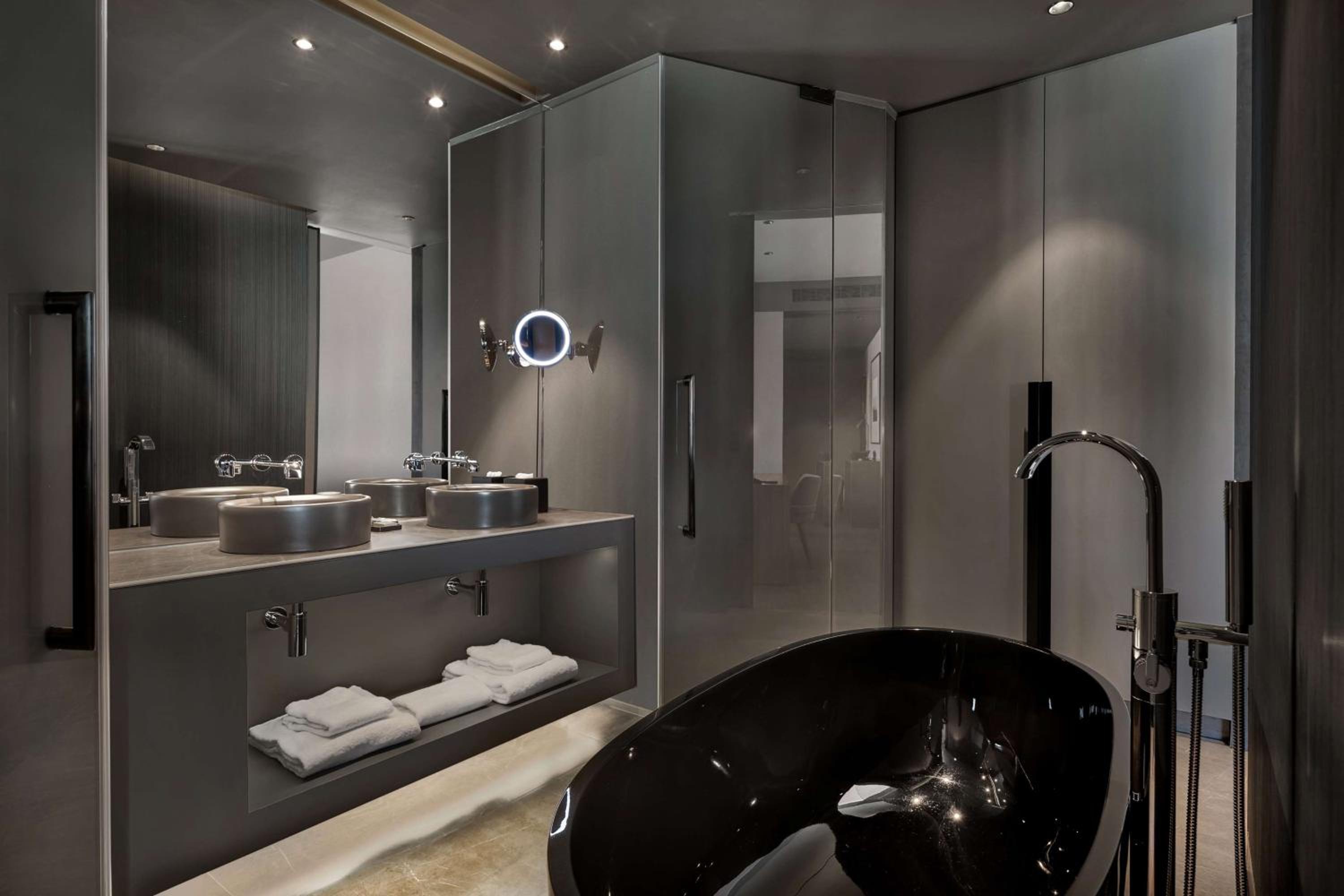 One-Bedroom King Suite - Photo 5