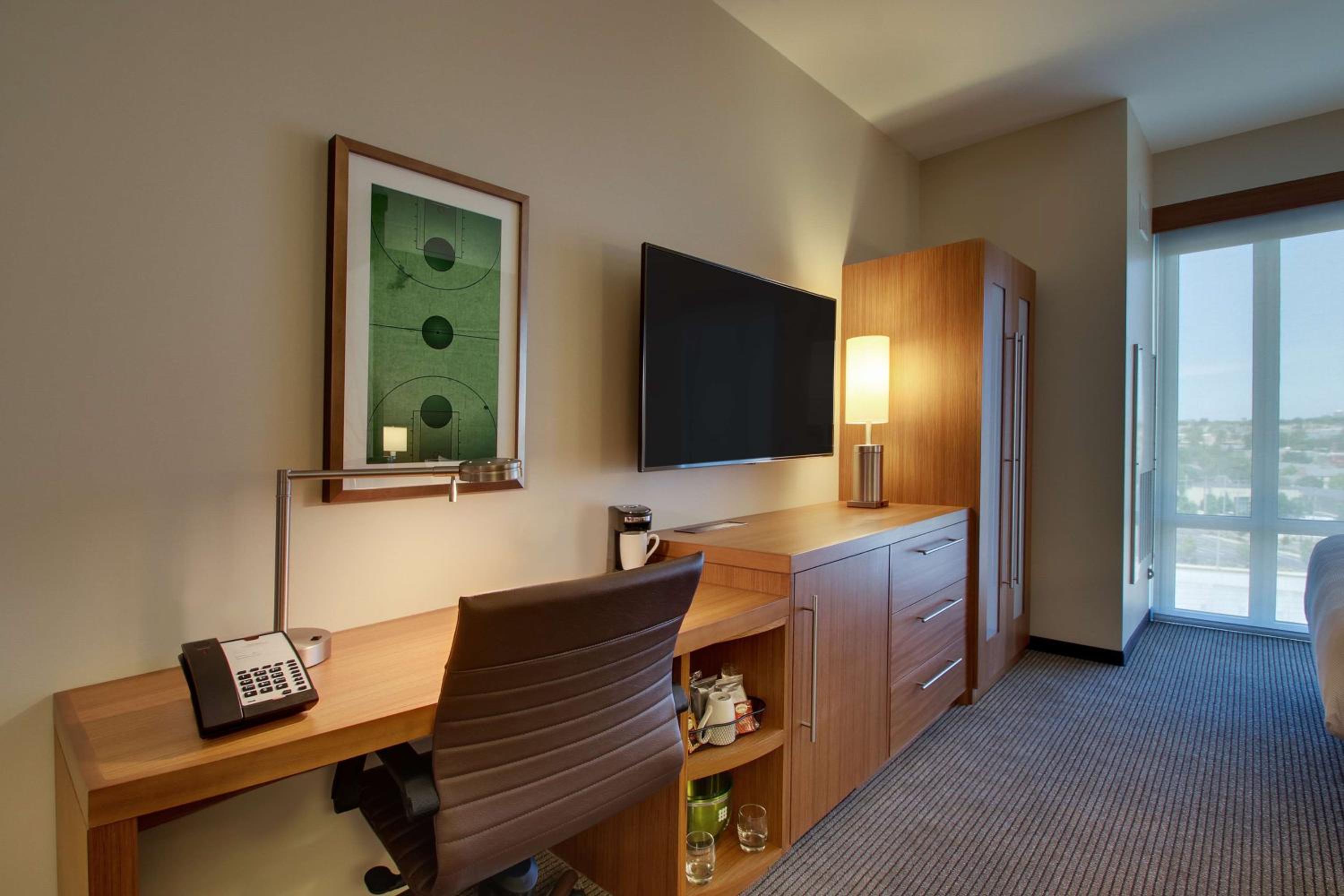 Queen Room with Two Queen Beds and Sofa Bed photo 3